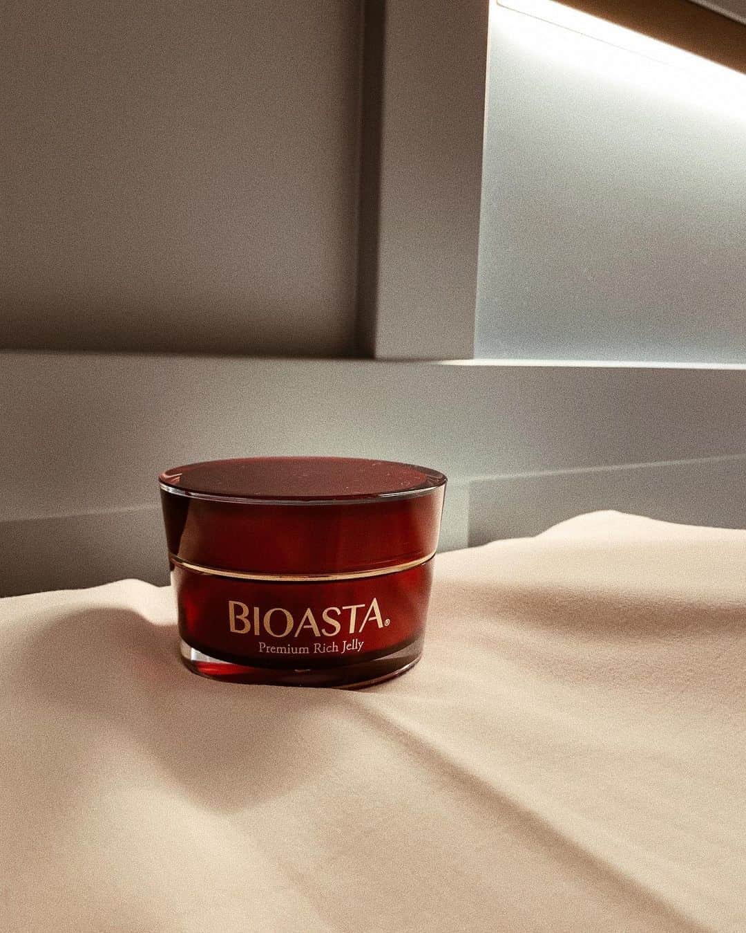 のインスタグラム：「@bioasta  最近友人からの贈り物から始まった私の愛用の一つを紹介します！ オールインワンなので、旅行に持っていてます‼︎ オールインワンはとにかく便利！ . 中のジェルは赤で！ つけた時海草の匂いがした！！ とにかく中身がすごい万能でウェブサイトから見てほしいw ズボラの人にもオススメ！ つけた感じはしっとりピタってて感じで、❣️  #バイオアスタ #オールインワン #高保湿 #乾燥肌 #保湿ケア #保湿 #乾燥肌対策 #乾燥肌ケア #艶肌 #スキンケア」