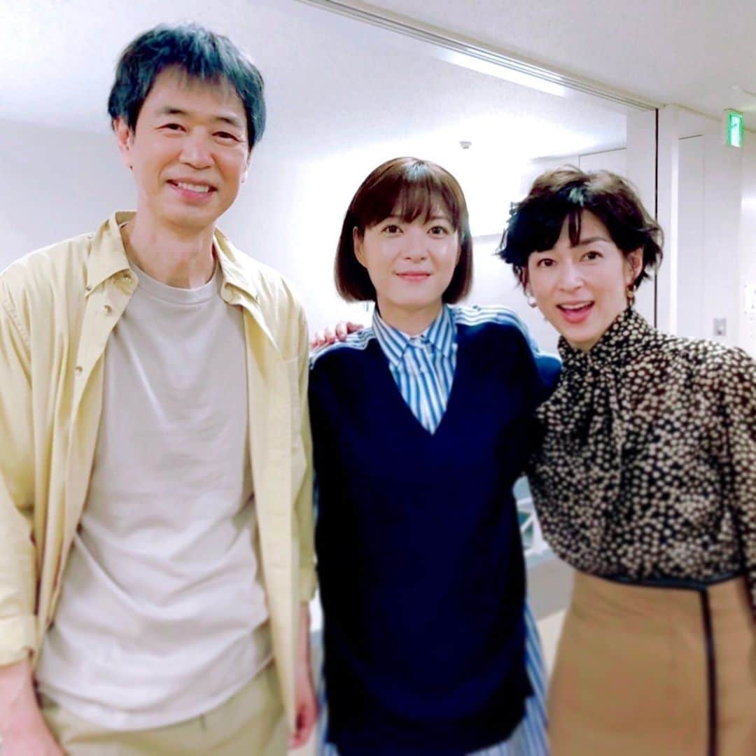 のインスタグラム：「朝顔の父娘と、お隣のスタジオにて『SUITS』の撮影をしていた　#鈴木保奈美　さんと一緒に📸  このスリーショットは、大河ドラマ『江』（ゴウ）の親子です。 江（私）が赤ちゃんの頃、戦で父（時任さん）は亡くなり、親子3人生前に暮らせたのは、ほんのわずかでした。 この度は母、お市（保奈美さん）と別の作品ですが、こうして再びお会いする事が出来ました😊😄 戦や病で、命を落としたけれど、元気に生きてるって嬉しい事だね。✨ #大河ドラマ江 #SUITS #監察医朝顔2 #奇跡のスリーショット #鈴木保奈美 #時任三郎 #上野樹里」