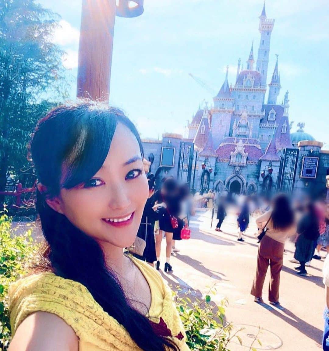 鈴木あさみのインスタグラム：「Welcome to new dreams！ 9/28から新エリアオープンおめでとうございます❣️  東京ディズニーリゾートは9月28日、東京ディズニーランド史上最大規模となる新エリア「#ニューファンタジーワールド」をオープン。  早速美女と野獣のエリアに行ってきました🌹    大好きな🌹美女と野獣🌹の世界に感動🥰🌹 アトラクションは抽選にエントリーしましたが、5個全て落選してしまいましたが、美女と野獣の街並みやお城に感動しました。まるで映画の世界に入ったよう。  フォトスポットたくさん❣️🌹  今はコロナで、誰かに写真撮ってもらうことが出来ないから、自撮り🤳  キャストさんにお伺いしたところ、エントリーの当選確率はけっこう低いみたいです。当選するまで、諦めずに行きます👠  ディズニー、美女と野獣がお好きな方には美女と野獣の街並み、とってもとってもおすすめです！  新しいディズニーの世界が楽しめます♡」