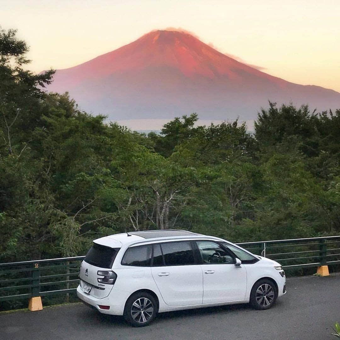 CITROEN JP Officialさんのインスタグラム写真 - (CITROEN JP OfficialInstagram)「山肌に朝日を受け、真っ赤に染まった赤富士とシトロエングランドC4ピカソ。 シトロエンと一緒に幻想的な時間を過ごしませんか？ @hayac4さん、素敵な写真をありがとうございます。 #citroenjp とともにシトロエンの写真／イラストを投稿いただくと、公式アカウントよりリポストさせていただくことがございます。 #InspiredbyFans」10月4日 18時00分 - citroen_jp