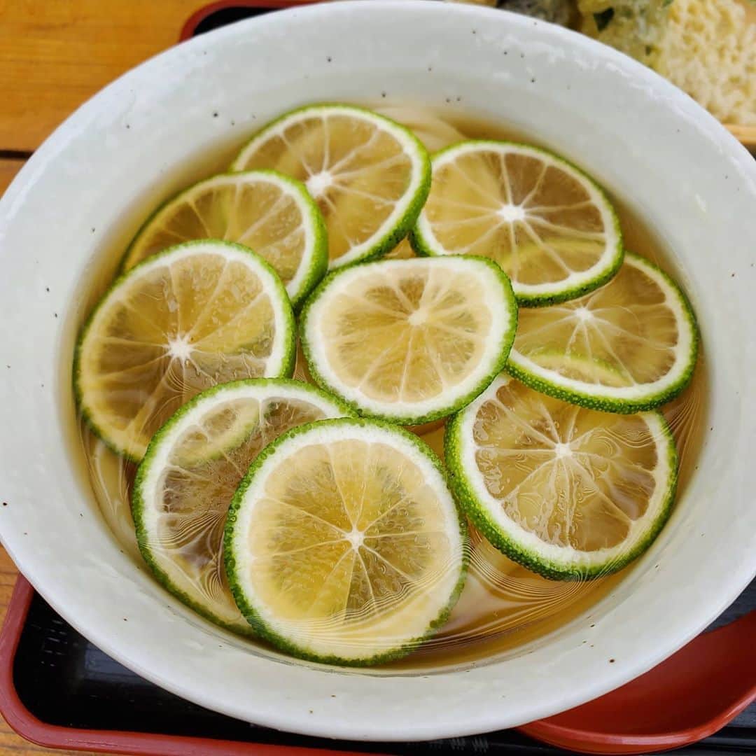 田畑竜介さんのインスタグラム写真 - (田畑竜介Instagram)「麺注入🍜  糸島市白糸にある『やすじ』 以前、観光課長土居のコーナーで 紹介させてもらったお店✨  高台からの眺望や白糸の森に癒されつつ 讃岐仕込みのコシのあるうどんを頂く😋 うどんも天ぷらも美味しかった～😆  お店の上には ドライブインシアターの会場が🎦  #糸島市 #白糸の森 #白糸うどんやすじ」10月4日 18時01分 - tabacchi_rkb