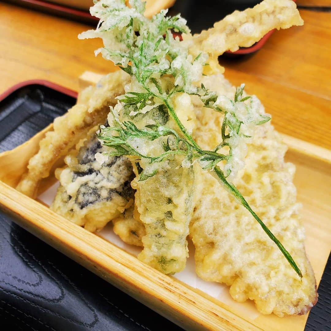 田畑竜介さんのインスタグラム写真 - (田畑竜介Instagram)「麺注入🍜  糸島市白糸にある『やすじ』 以前、観光課長土居のコーナーで 紹介させてもらったお店✨  高台からの眺望や白糸の森に癒されつつ 讃岐仕込みのコシのあるうどんを頂く😋 うどんも天ぷらも美味しかった～😆  お店の上には ドライブインシアターの会場が🎦  #糸島市 #白糸の森 #白糸うどんやすじ」10月4日 18時01分 - tabacchi_rkb