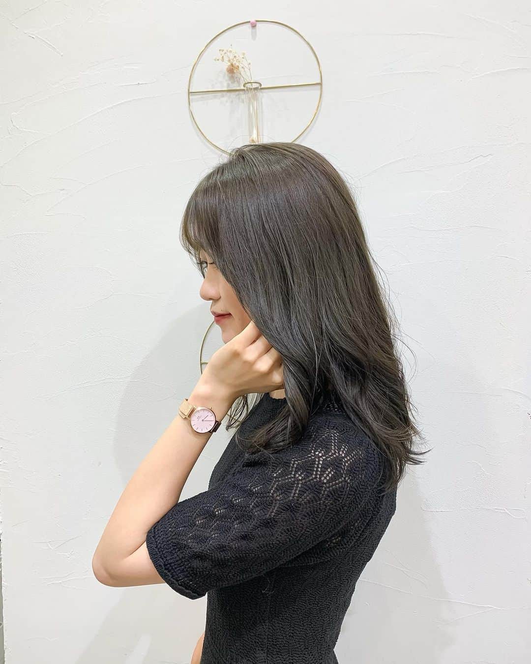 Kanaのインスタグラム：「ㅤ ㅤ ロメで @_yosuke_o さんに 素敵に仕上げていただきました💇🏻‍♀️ ㅤ 秋仕様だって、良い色😊💭💚🍂 ㅤ ㅤ ㅤ 付けてる時計は @danielwellington の新作 文字盤がピンクなんだよ〜かわゆい⌚️💓 秋服と合う、、、！🥺🧳🍂 ㅤ ㅤ そして2枚目の大学芋フラペチーノ 店員さんにお勧めしてもらって アーモンドミルクに変更したんだけど めちゃ美味しかった🥛🤎 ㅤ ㅤ ㅤ ㅤ ㅤ ㅤ #ダニエルウェリントン #DWピンクメッシュ #danielwellington #ヘアカラー #ロメ #表参道美容院 #原宿美容院 #スタバ #スターバックス #大学芋フラペチーノ #starbucks #starbuckscoffee」