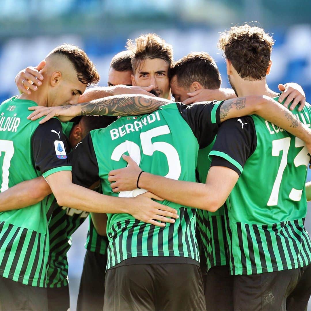 USサッスオーロ・カルチョさんのインスタグラム写真 - (USサッスオーロ・カルチョInstagram)「CHE SQUADRA!! 😍🖤💚⠀⠀ ⠀⠀ 📸 #SassuoloCrotone #SerieATIM #SassuoloCalcio #Berardi #Caputo #Locatelli #Defrel #Neroverdi #MapeiStadium #ForzaSasol ⠀⠀ ⠀⠀ Highlights online su sassuolochannel.tv (link in bio o nella storia) 📺」10月4日 18時02分 - sassuolocalcio