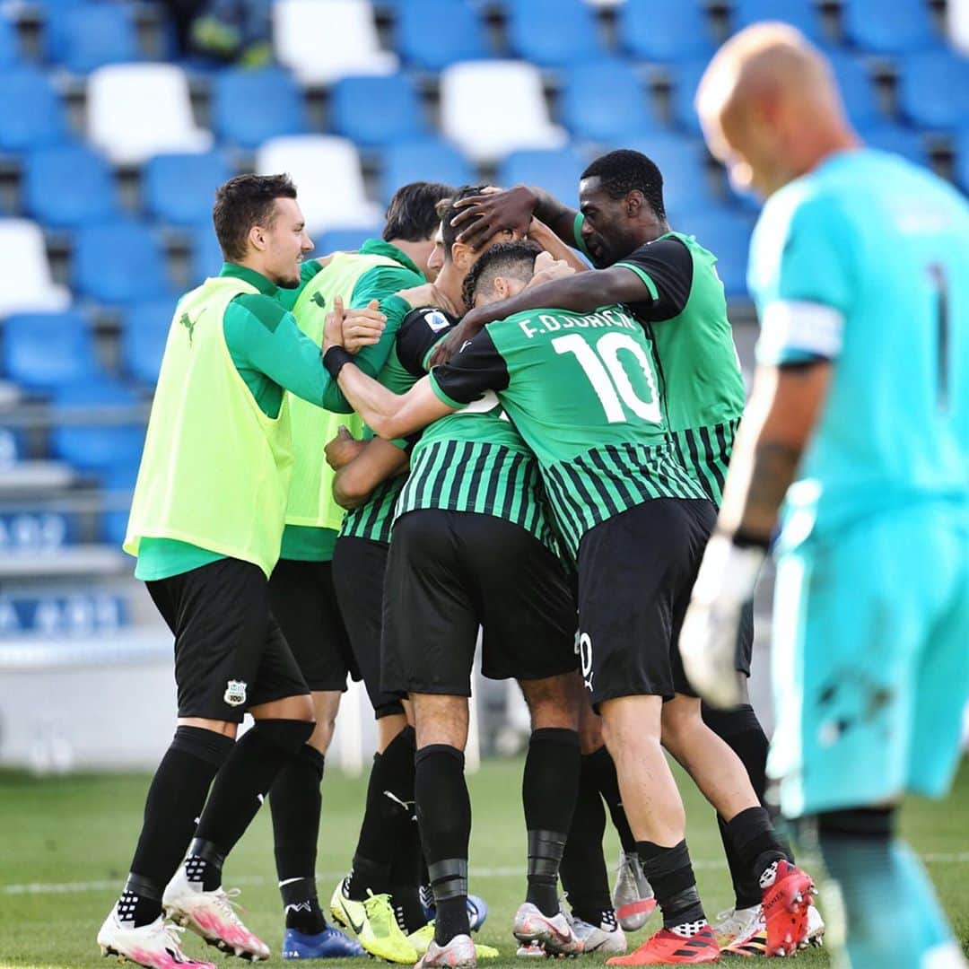 USサッスオーロ・カルチョさんのインスタグラム写真 - (USサッスオーロ・カルチョInstagram)「CHE SQUADRA!! 😍🖤💚⠀⠀ ⠀⠀ 📸 #SassuoloCrotone #SerieATIM #SassuoloCalcio #Berardi #Caputo #Locatelli #Defrel #Neroverdi #MapeiStadium #ForzaSasol ⠀⠀ ⠀⠀ Highlights online su sassuolochannel.tv (link in bio o nella storia) 📺」10月4日 18時02分 - sassuolocalcio