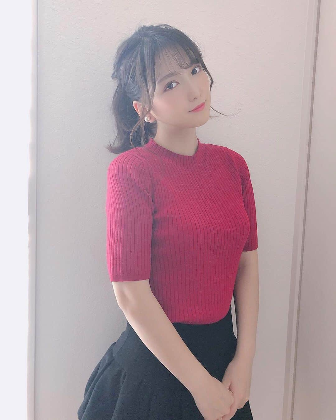 平口みゆきさんのインスタグラム写真 - (平口みゆきInstagram)「赤似合わないと思ってたんだけど意外と大丈夫…！？🤔笑 . . . #fashion 💄👗 #tops → #apuweiserriche #skirt → #byebye  . . #赤 #洋服 #コーデ #髪型 #ポニーテール #red #fashion #ootd #code #hairstyle #ponytail #🐴 #❤️ #selfie #me #followｍe #平口みゆき #hiraguchimiyuki」10月4日 18時15分 - hiraguchimiyuki25