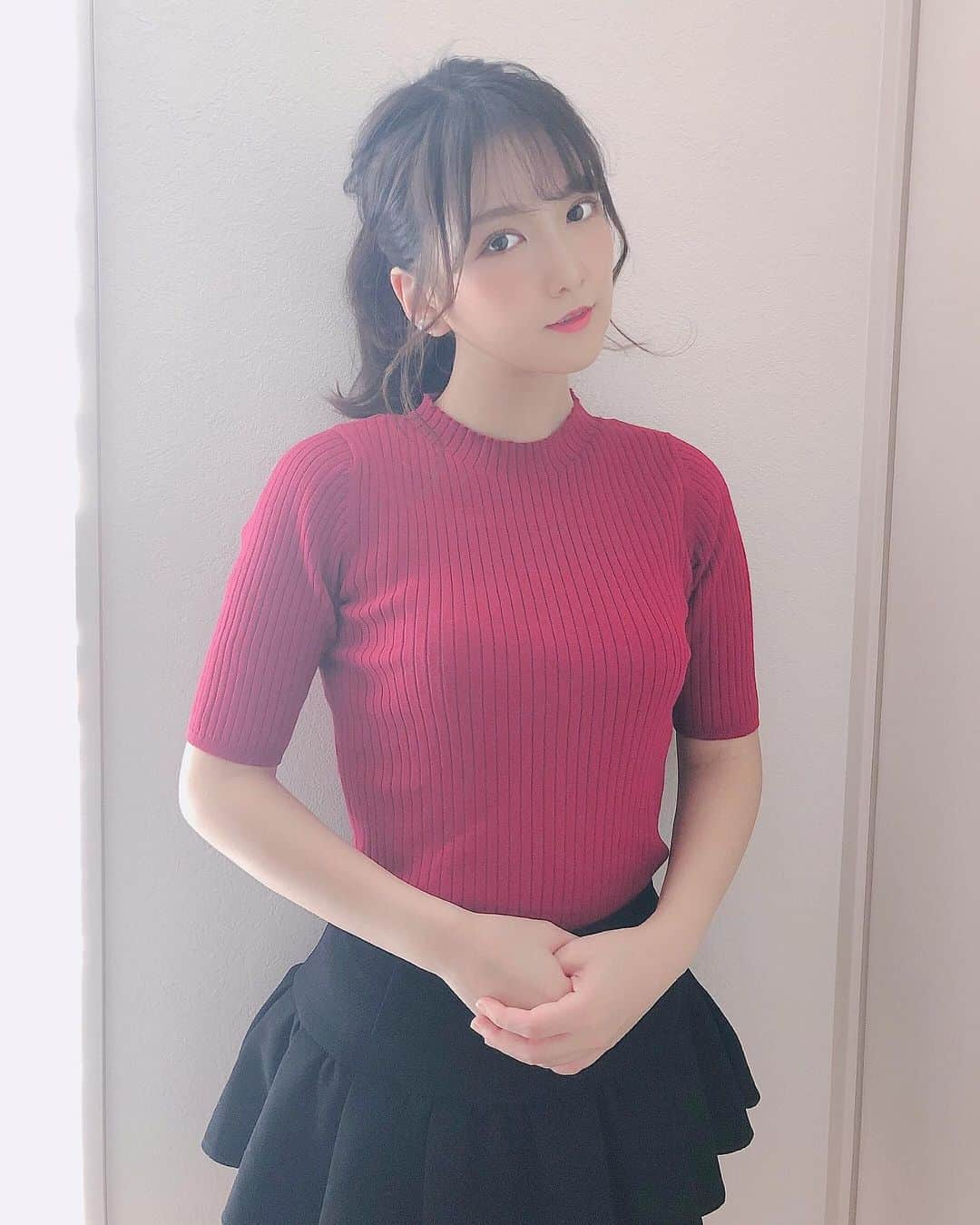 平口みゆきさんのインスタグラム写真 - (平口みゆきInstagram)「赤似合わないと思ってたんだけど意外と大丈夫…！？🤔笑 . . . #fashion 💄👗 #tops → #apuweiserriche #skirt → #byebye  . . #赤 #洋服 #コーデ #髪型 #ポニーテール #red #fashion #ootd #code #hairstyle #ponytail #🐴 #❤️ #selfie #me #followｍe #平口みゆき #hiraguchimiyuki」10月4日 18時15分 - hiraguchimiyuki25