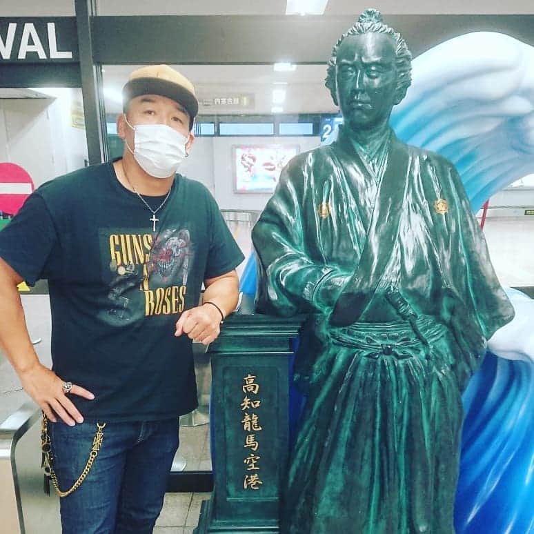武蔵のインスタグラム：「高知龍馬空港に到着。  久々の土佐で龍馬さんのお出迎え、上がるぜよ。  #武蔵 #高知県 #坂本龍馬」