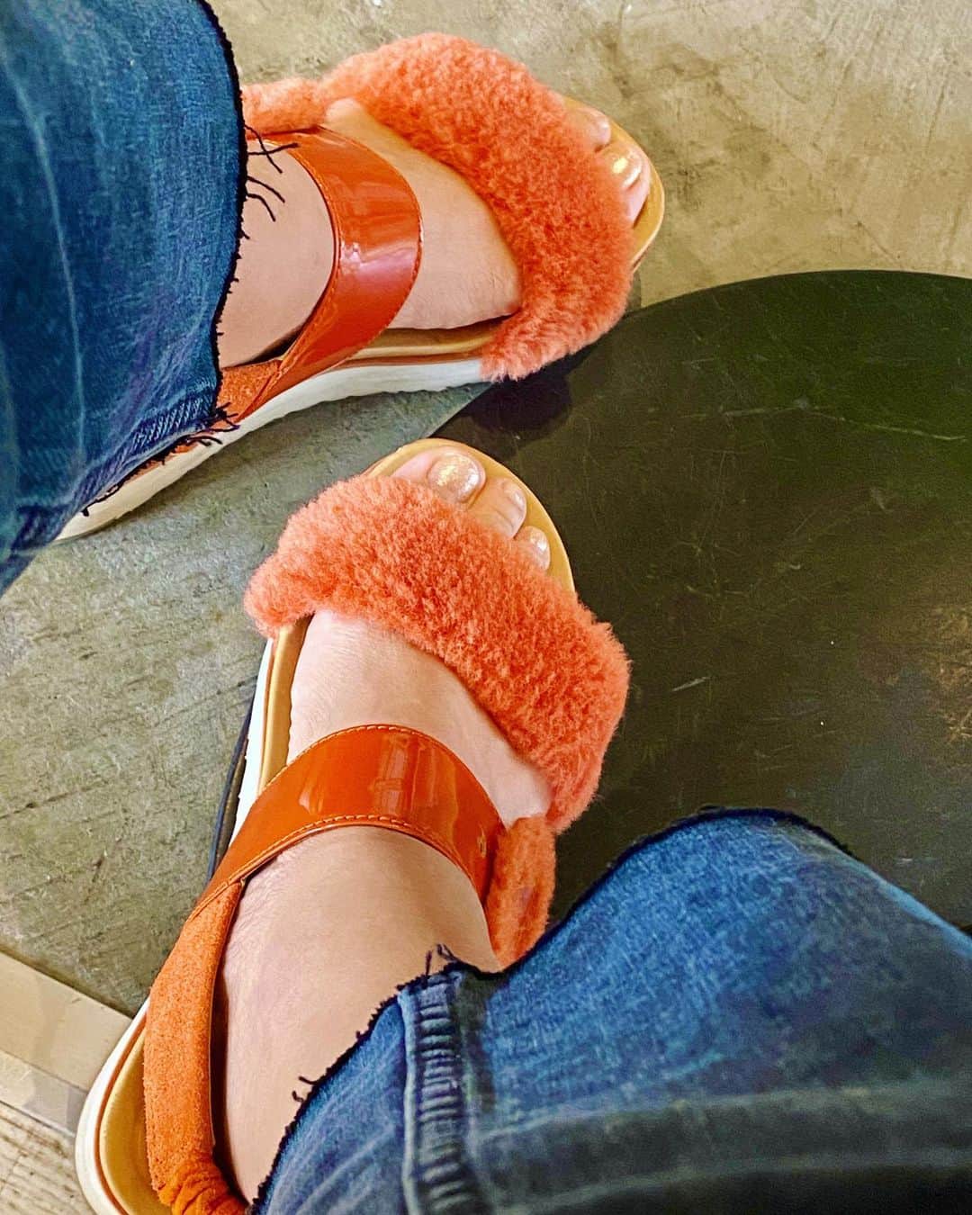 Chiharuのインスタグラム：「もふもふ🧡✖️👖 #UGG #footwear  #秋服コーデ」