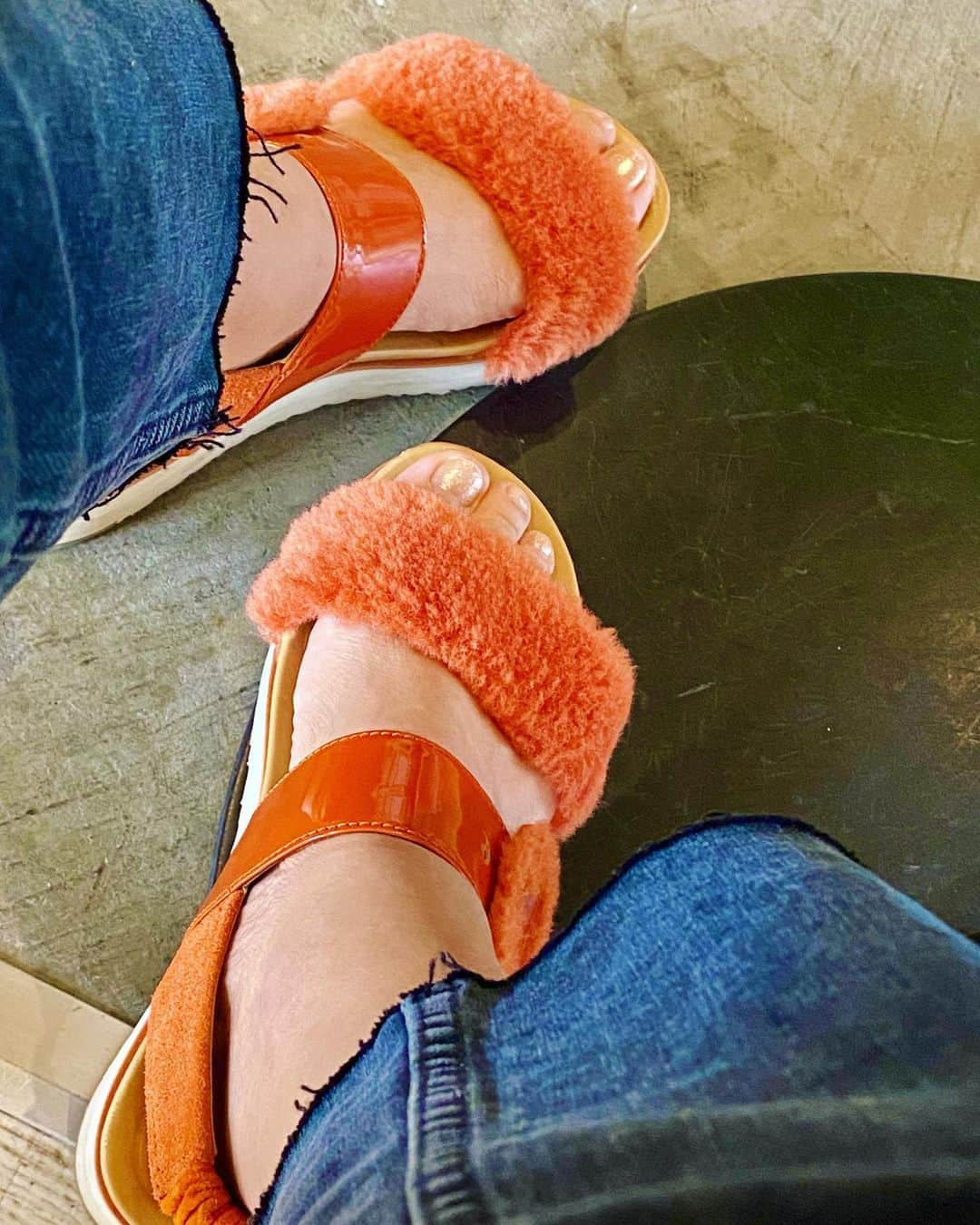 Chiharuさんのインスタグラム写真 - (ChiharuInstagram)「もふもふ🧡✖️👖 #UGG #footwear  #秋服コーデ」10月4日 18時10分 - chiharu.fit