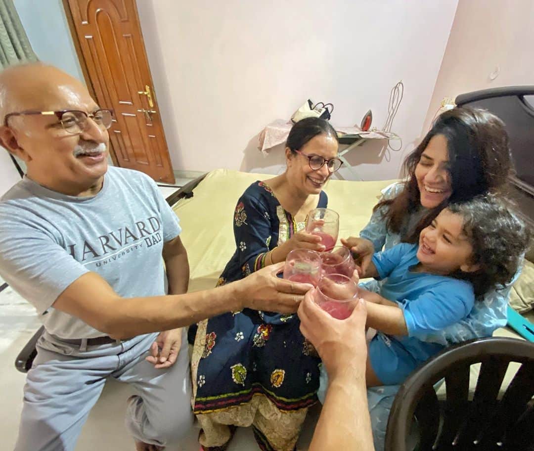 Gaurav Tanejaさんのインスタグラム写真 - (Gaurav TanejaInstagram)「Cheers Everybody !! Best vacations are at HOME . #FlyingBeast #home #Family」10月4日 18時10分 - taneja.gaurav