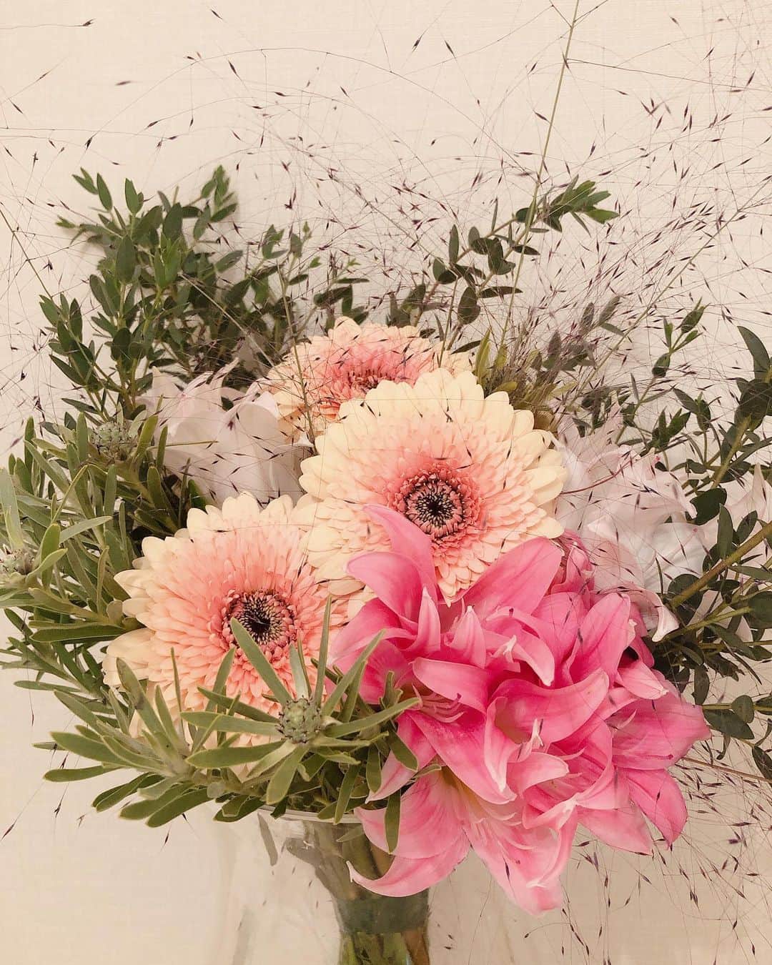 山本紗也加のインスタグラム：「_ 可愛すぎるお花をいただいた💐 好みの花束すぎて幸せ🤤✨ 久しくおうちにお花置いてなかったけど やっぱり、お花っていいな…。 _ #花のある暮らし #花束 #わたしをイメージしてくれたらしい #嬉しすぎるイメージ」