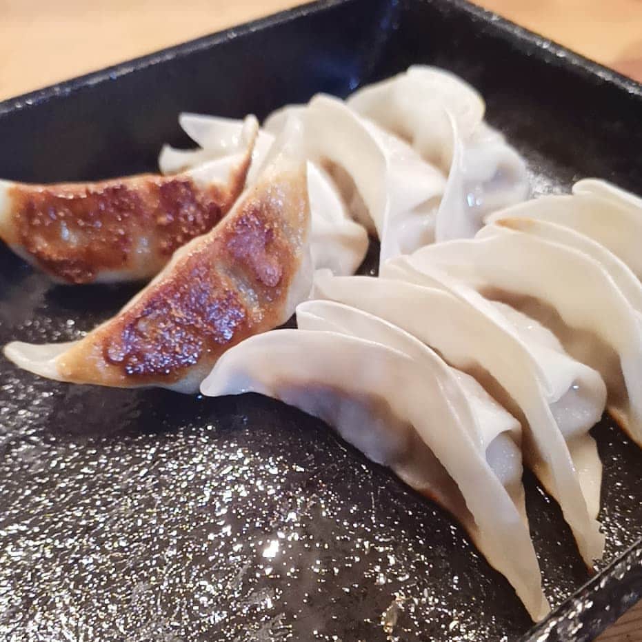 松本隆博のインスタグラム：「。 結局、京都から愛媛まで 何処にも立ち寄らず、家で 餃子焼いて晩酌するという 小市民的なおっさん(￣▽￣;)。 …えらいもんで慣れたもんで、 1回も見ずにこの焼き色が 出来る、コロナのお陰(˙◁˙)。  さ、洗濯して干して、、、  寝る😴  おやすみ〜  ～人生遊歩道～」