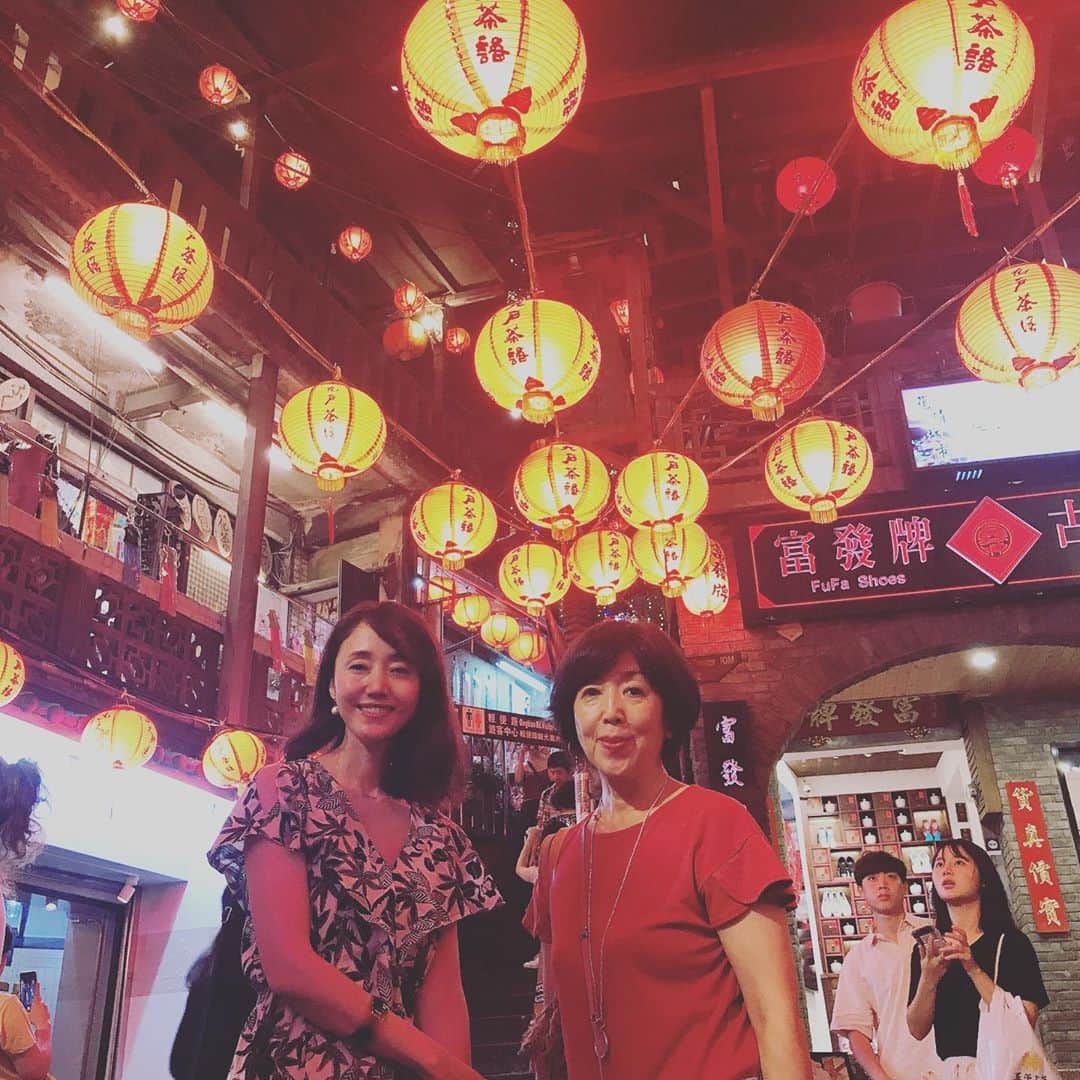 織香さんのインスタグラム写真 - (織香Instagram)「・ 一年前の今日。台湾の九份にて🇹🇼 令和になってから今年の初めまで、駆り立てられるように毎月旅行してました🚃 ひょっとしたら、無意識レベルでしばらく旅行できなくなるって分かっていたのでは？なんて思ってしまう😌 ・ 台湾は心理セラピストの圭子さんとご一緒して、色〜んな話を全て聞いてもらって✨　魂が洗われる忘れられない旅になりました✨✨ #台湾#🇹🇼#九份＃思い出 #taiwan #trip」10月4日 18時18分 - orikagram