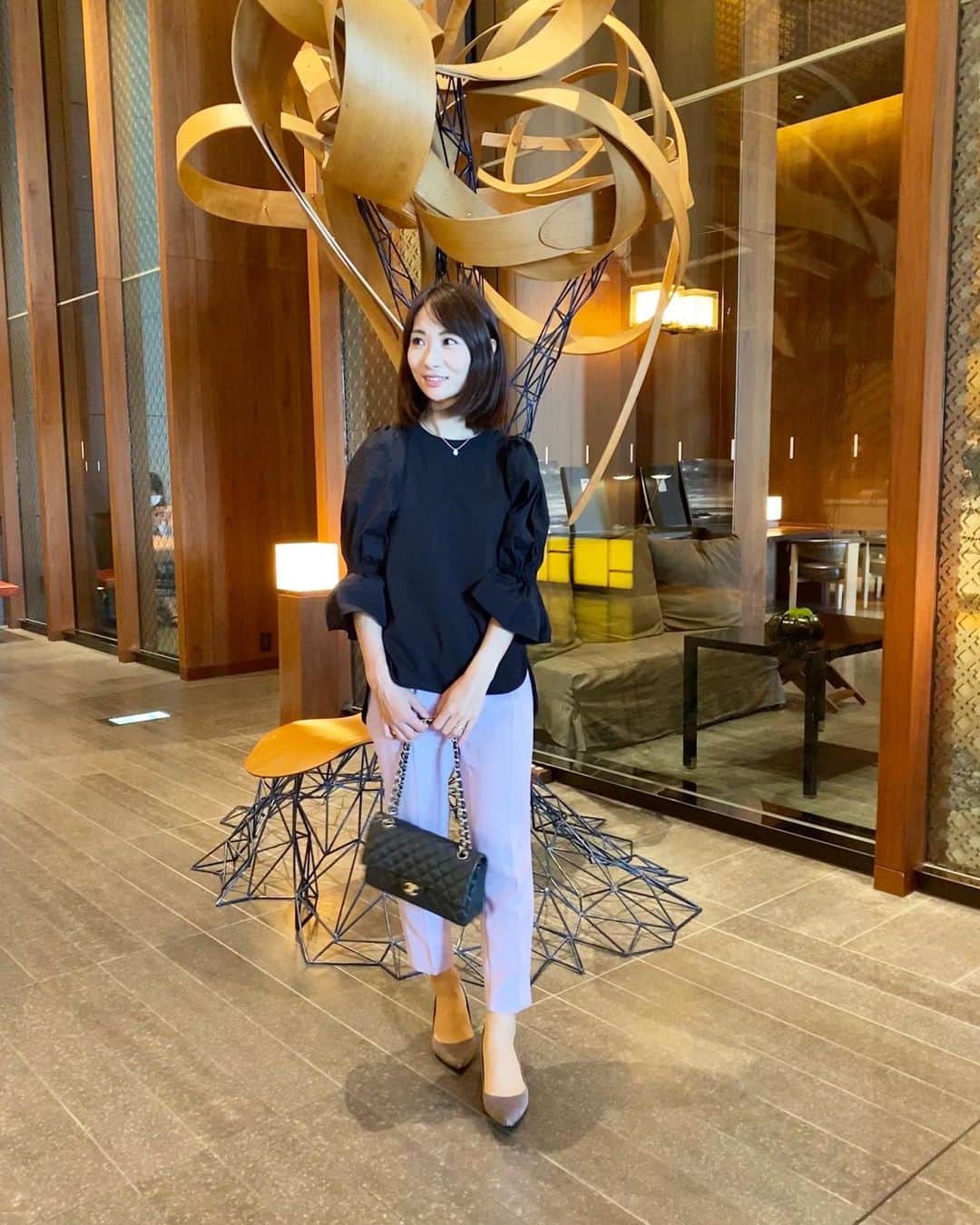 吉田早織のインスタグラム：「・﻿ 360度可愛い @sono_official のトップス✨﻿ ﻿ 　﻿ ﻿ 迷っていたら友達に背中を押され笑﻿ 買ったら使いやすくて大正解でした🙌感謝💕﻿ ﻿ ﻿ ﻿ くしゅっと絞られた袖も後ろに入ったタックも可愛い💕﻿ ﻿ ﻿ 後ろが少し長くなっていて、﻿ パンツにもスカートにも合わせやすいです☺️﻿ ﻿ ﻿ ﻿ ﻿ ﻿ ﻿ ﻿ ﻿ #きょこ #sono #ブラウス #スウェット  #バンツコーデ #ママコーデ」