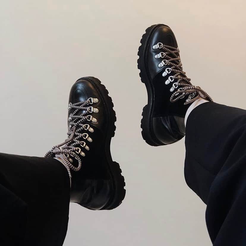 のインスタグラム：「Another great shot from @lorves_ of Nanette. 🖤   #peopleingrenson #grensonboots #grensonnanette #grensongirls #grensonshoes #womenswear #winterboots #winterstyle #hikerboots #chunkyboots #thegoodshoe」