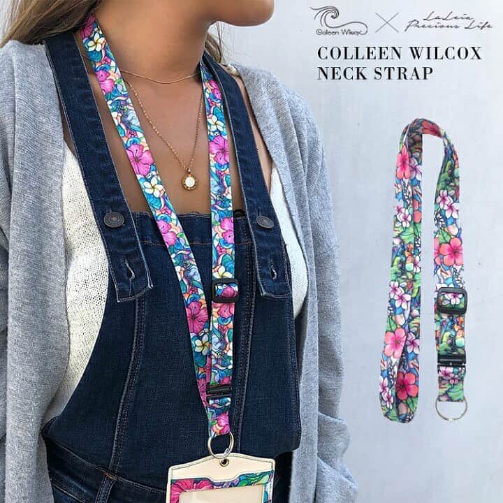 ラレイアのインスタグラム：「🌺 今夜20:00〜START！ お買い物マラソンセール😚✨ ・ 新作itemも続々販売STARTです😍 ・ そしてヨガウェアは50%OFFよりさらに500円OFF✨ 500円OFFはマラソン期間中のみなのでお見逃しなく🧡 ・ ・ 新作のColleen Wilcoxのネックストラップはお客様からの欲しいというお声にお応えしてできました😊💕 ・ クーポンもご利用可能なのでぜひご利用ください🤎  ・ ・ ---La Leia Precious Life(ラレイア)--- @laleia_official ・ 楽天市場店 https://www.rakuten.co.jp/laleia-p-life/ ・ au PAYマーケット店 https://wowma.jp/user/52666346 ・ ・ ・  #art#hawaii#aloha#surf#beach#laleia#ハワイ#フォトジェニック#インスタ映え#インスタ女子#アロハ#ビーチ#海を感じる雑貨#ラレイア#アート#ビーチガール#サーフスタイル#大人カジュアル#コリーンウィルコックス#ギフト#プレゼント#楽天スーパーセール #楽天 #colleenwilcox #お買い物マラソン」