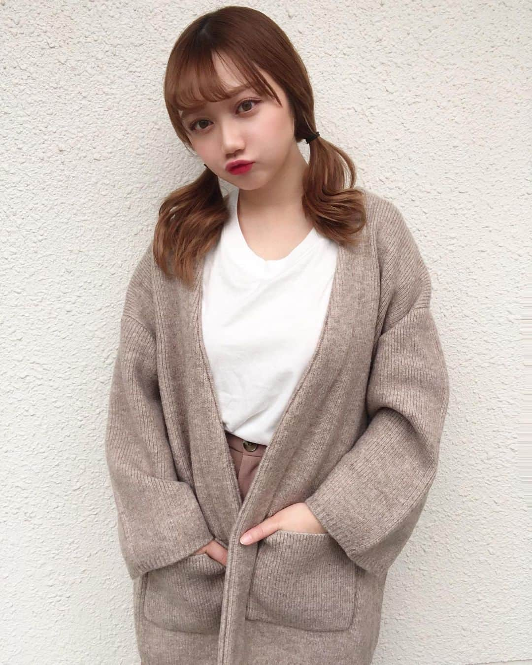 小澤しぇいんさんのインスタグラム写真 - (小澤しぇいんInstagram)「今日のちびっこーで🦔  涼しくなって来て秋物が着れるようになってきたね🍂 秋冬に着れそうなお洋服ゲットしたよ  @titivatejp の　#ウール混ニットコート グレージュ ¥5,990+tax Fサイズ  厚めのニットでウール素材だからすごく暖かくて冬まで使える！ ビッグシルエットでゆったり着れるのが可愛くて好き♡ 個人的にフロントの大きめなポケットとコートとしてもカーディガンとして使えるのが便利で良い。 グレージュにしたけど、5色あったよ。  #titivate#fashion#ootd#outfit#code#coordinate#titivatestyle#ティティベイト#ファッション#コーディネート#コーデ#プチプラコーデ」10月4日 18時32分 - 1217_shane