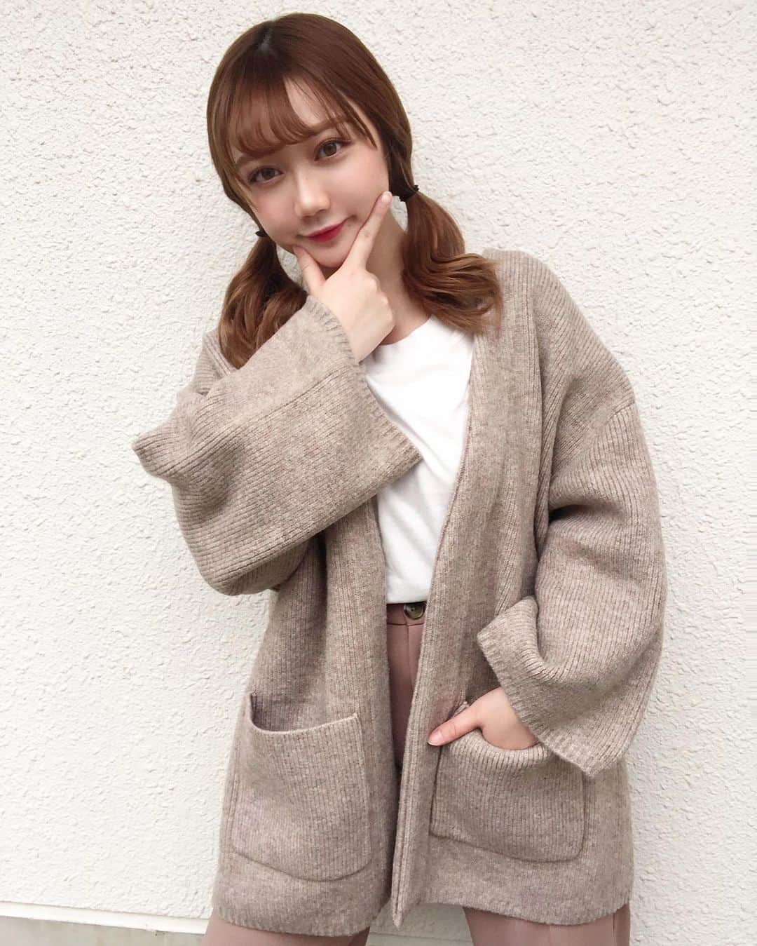 小澤しぇいんさんのインスタグラム写真 - (小澤しぇいんInstagram)「今日のちびっこーで🦔  涼しくなって来て秋物が着れるようになってきたね🍂 秋冬に着れそうなお洋服ゲットしたよ  @titivatejp の　#ウール混ニットコート グレージュ ¥5,990+tax Fサイズ  厚めのニットでウール素材だからすごく暖かくて冬まで使える！ ビッグシルエットでゆったり着れるのが可愛くて好き♡ 個人的にフロントの大きめなポケットとコートとしてもカーディガンとして使えるのが便利で良い。 グレージュにしたけど、5色あったよ。  #titivate#fashion#ootd#outfit#code#coordinate#titivatestyle#ティティベイト#ファッション#コーディネート#コーデ#プチプラコーデ」10月4日 18時32分 - 1217_shane