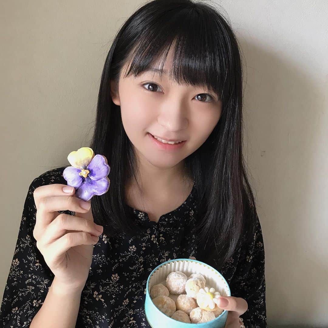 前野えまさんのインスタグラム写真 - (前野えまInstagram)「本日のおやつ🍪 可愛くて食べるのが勿体ない〜💟 ・ ・ #サミュエルクッキーズ #鎌倉 #由比ヶ浜 #アイシング #デコレーション #アイシングクッキー #パンジー #お花 #スノーボール #クッキー #クッキー缶 #花模様 #スイーツグラム #本日のおやつ   #samuelcookies #kamakura #flowers #cookies #pansy  #followme #tflers #tagsforlikesapp #actress #actor #girl #photography #portrait #portraitphotography #daily_phot_jpn #japan_daytime_view」10月4日 18時33分 - maeno_ema