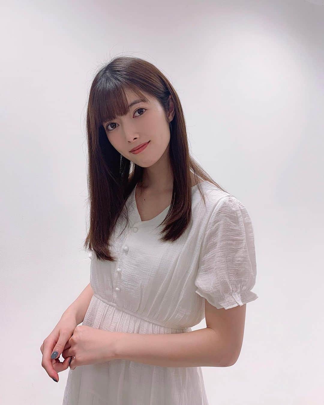 日下部美愛のインスタグラム：「朗読劇のビジュアル解禁になりました ヒロインの雪を演じさせていただきます！ 役的にめちゃくちゃナチュラルメイクでして、 目元はもちろん眉毛さえ書いてもらえなかった、笑 なんか服も白いし幽霊みたいな感じになっちゃったかもしれません。 9日から公演が始まります！！  #photo #japan #model #me #hair #fashion #makeup #selfie #followme #instagood #camera #instadaily #dailylook」
