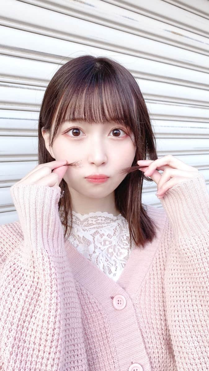 中野あいみのインスタグラム：「ついに、3年間伸ばした髪を…💇🏼‍♀️ これからヘアアレンジ動画など載せるので フォローして待っていてください♪  #イメチェンカット #可愛くなりたい #垢抜けたい #ショートカット #ミディアムヘア #イメチェン #可愛い髪型 #可愛くなる方法 #髪色暗め #暗めカラー #暗めアッシュ #暗めアッシュ #ナチュラルヘアカラー #可愛い前髪 #ストレート」