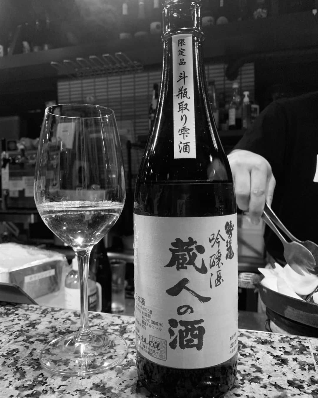 東あずさのインスタグラム：「東京に戻ってきて、麻布十番に直行！ 持ち帰って来た岩手の地酒と美味しいラム🐑🍶 #日本酒しか勝たん」