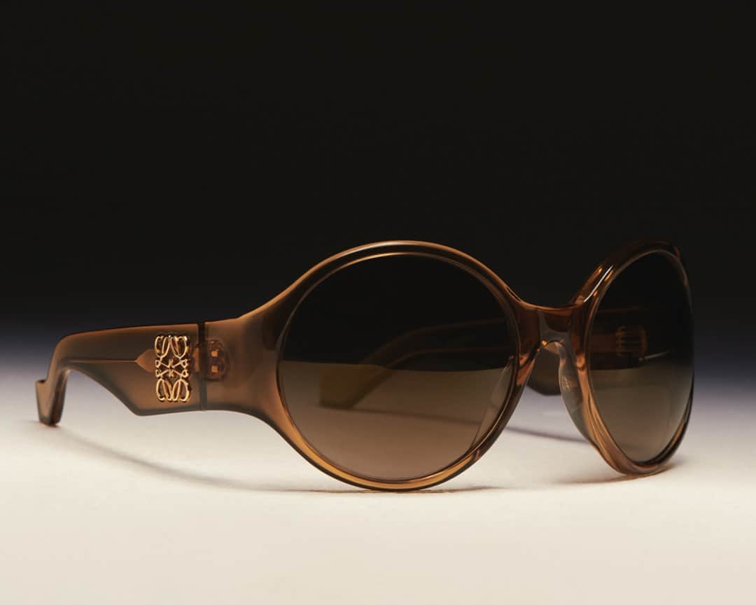 Loeweさんのインスタグラム写真 - (LoeweInstagram)「Round Anagram sunglasses for the LOEWE SS21 Women's collection.  Photography: @thuethuethuethuethuethue  #LOEWE #LOEWESS21 #LOEWEsunglasses」10月4日 18時30分 - loewe