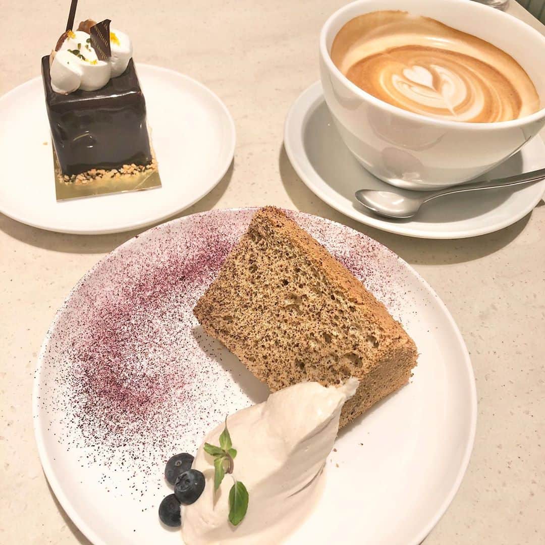 のインスタグラム：「しあわせ~~🍰 たまに甘いものたべたくなる❣︎  #cafe #表参道カフェ #アニヴェルセル表参道」