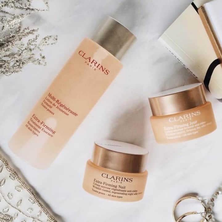 Clarins Australiaさんのインスタグラム写真 - (Clarins AustraliaInstagram)「We all know the importance of a day and night cream, but what product preps your skin and boosts the effectiveness of your skincare routine? A Treatment Essence!⚡️⁣ ⁣ The Extra-Firming Treatment Essence is the perfect first step in your daily anti-ageing beauty routine for firmer, lifted skin that is glowing with youthfulness. With a soft and refreshing light texture, apply after your make-up removal, cleansing and toning process to prepare your skin for the application of other skincare products.⁣ ⁣ Want to learn more about treatment essences? Stay tuned over the next few days as we unlock this skincare beauty secret🙌🏻☺️! ⁣ ⁣ 📸 Image via @clarinsjp ⁣ ⁣ #ClarinsAus #ClarinsSkincare」10月4日 18時30分 - clarinsanz