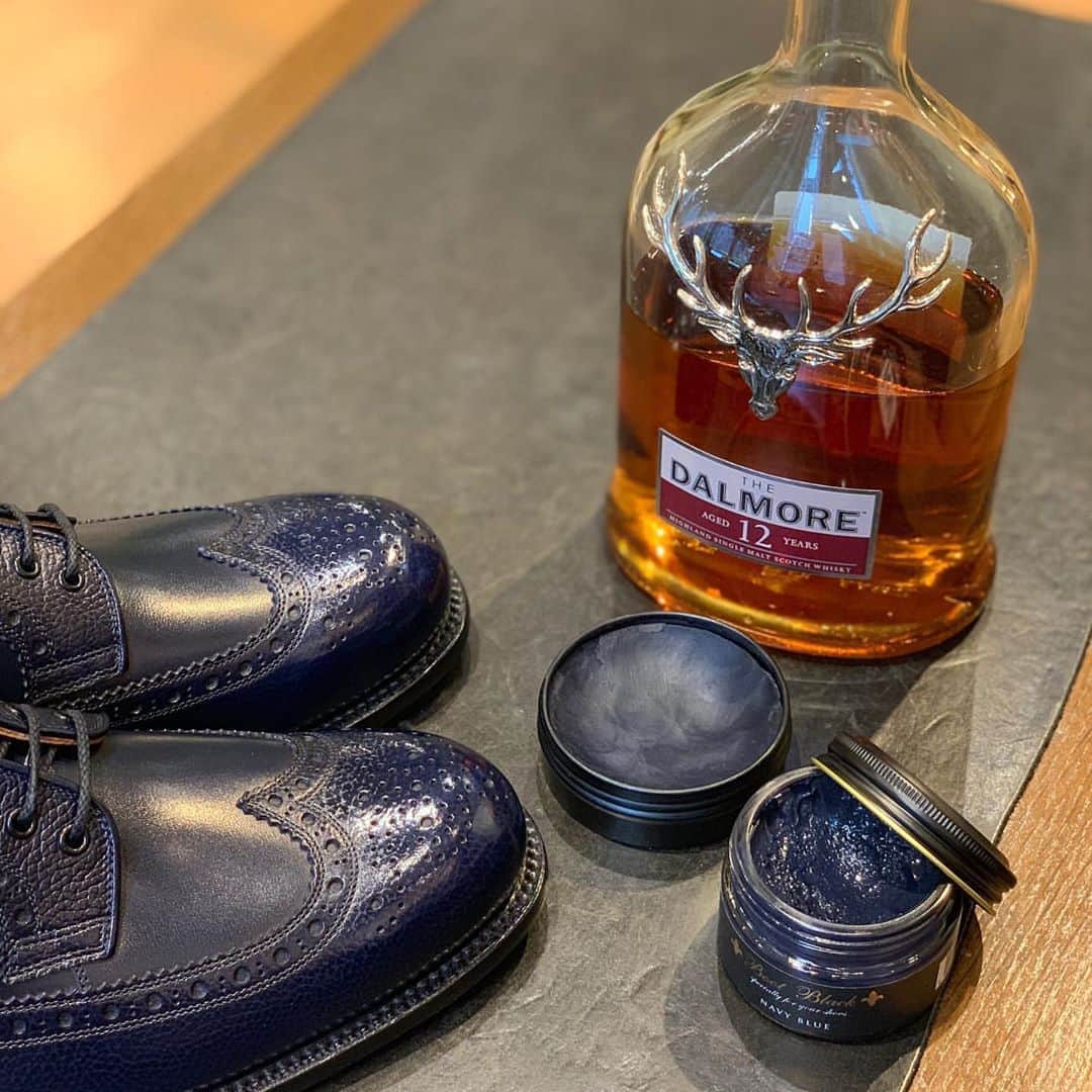 bootblack_officialさんのインスタグラム写真 - (bootblack_officialInstagram)「High shine on a pair of @scotchgrain_official shoes with a bottle of scotch whisky.   #columbus#bootblack#shoecare#shoeshine#shoepolish#shoegazing#shoestagram#mensshoes#mensfashion#leathershoes#madeinjapan#japanmade#japan#asakusa#dalmore#scotchwhisky#whisky#scotchgrain」10月4日 18時32分 - bootblack_official