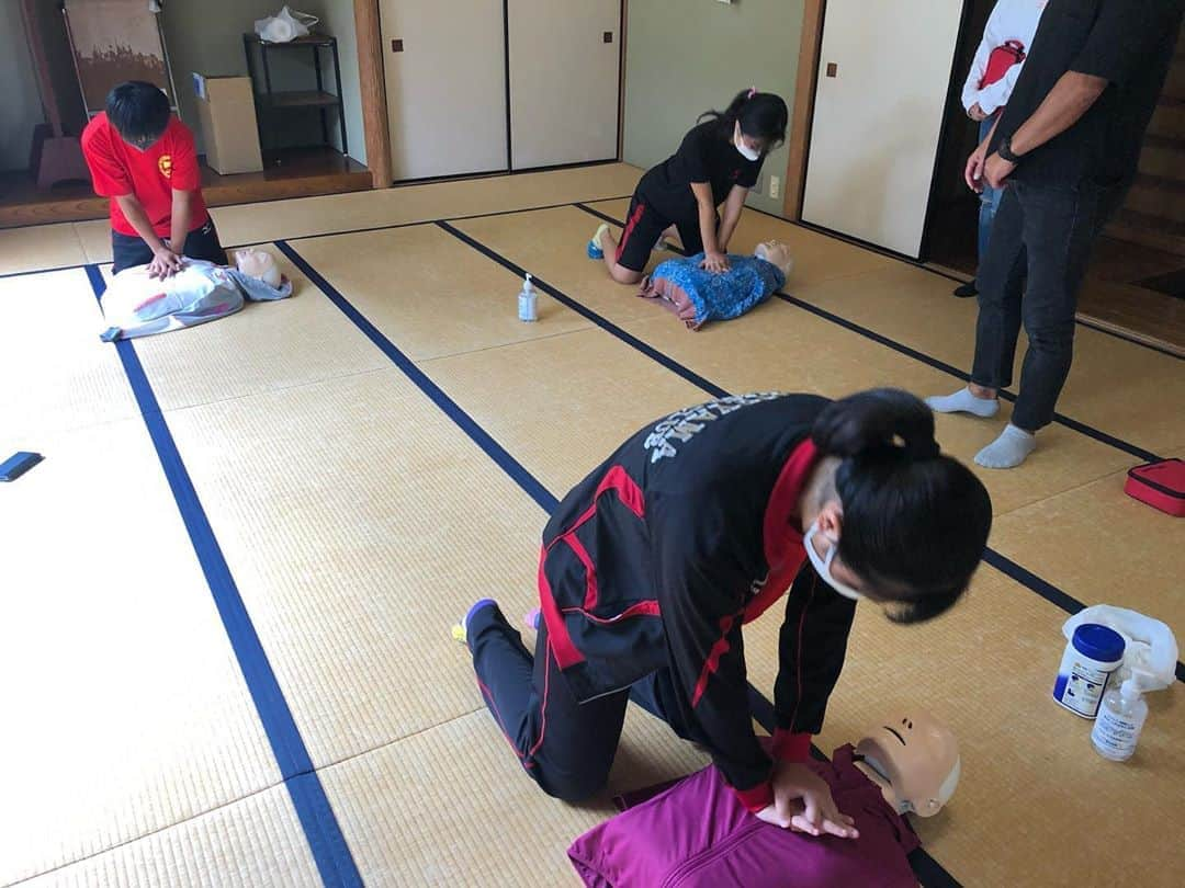 飯沼誠司さんのインスタグラム写真 - (飯沼誠司Instagram)「・BLS講習会 ・ライフセービング資格更新講習会 ・ベーシックサーフライフセーバー講習会 と盛りだくさんの一日。 なかなか今年はシーズン前に講習会開催できなかったけど、ようやくライフガードシーズン終わってから開催できました。 資格を取ることも大切だけど、取得してからはさらに継続的に活動していく事が重要。数年前にベーシック取った学生たちも今は支える側。きちんと継承されていく。 館山サーフクラブはそれができるところ。 ジュニアから保護者まで実りある良い講習会でした。 毎週海に変わらず行ってるけど変わらず楽しく過ごしてます^_^ #tateyamasurfclub #lifesaver #bls #basic #surflifesaver #instructor  #tateyamasurfclubyouth  #tateyamasurfclubjunior  #weareone」10月4日 18時34分 - seiji_iinuma