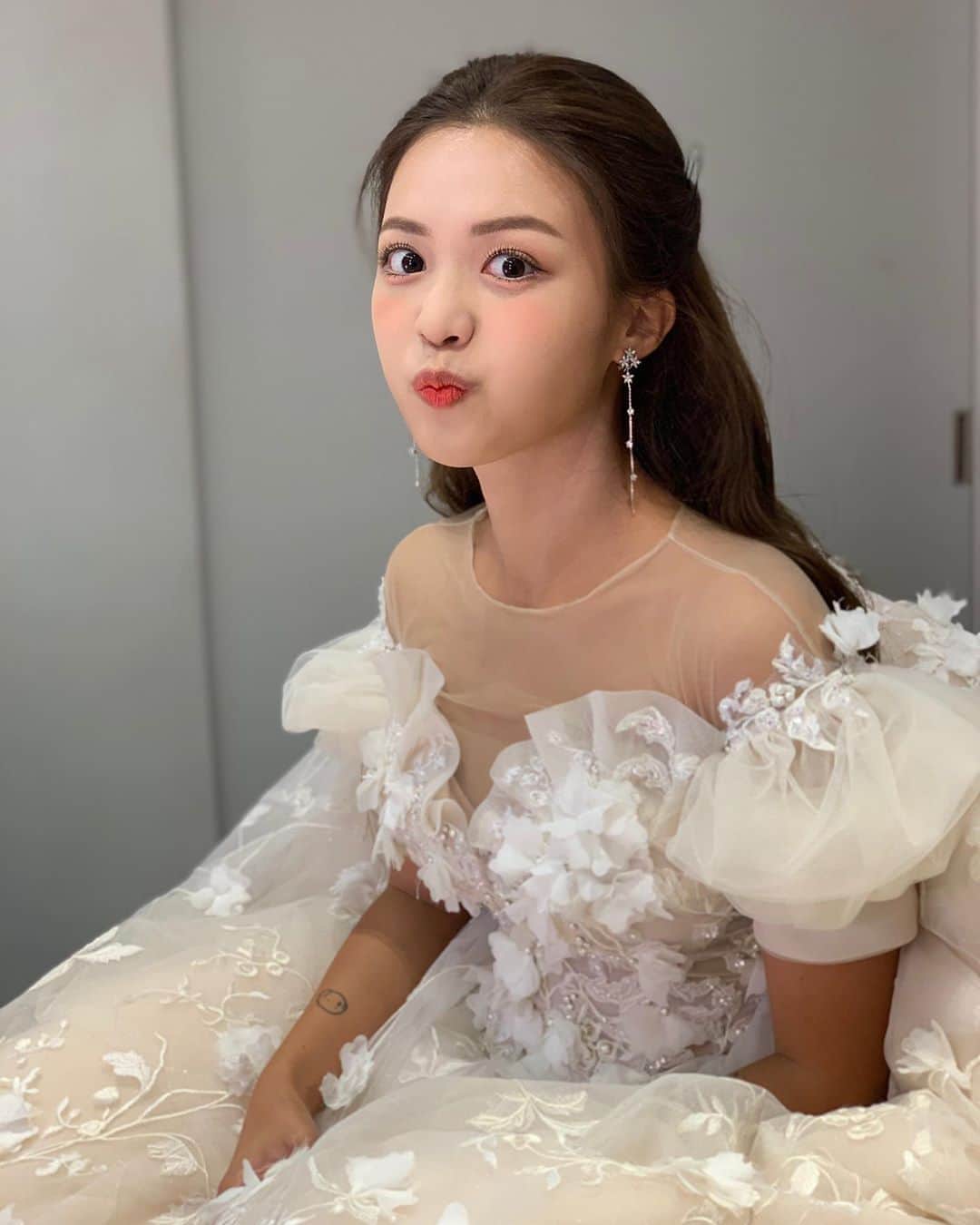 キム・ダヘのインスタグラム：「오지게 촬영해도 촬영이 너무 좋은 나... 👧🏾 2주동안 3번 촬영했는데 너무 행복하다 키키키 앞으로 올해 남은 촬영 3개!!!!!」