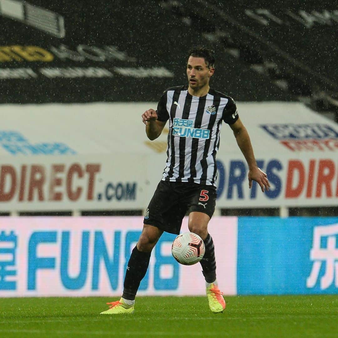ファビアン・シェアのインスタグラム：「Good to be back after almost 3 months🙏.. great 3 points from the team💥. Hope the shoulder is not to bad again🙏😇.. #nufc4life」