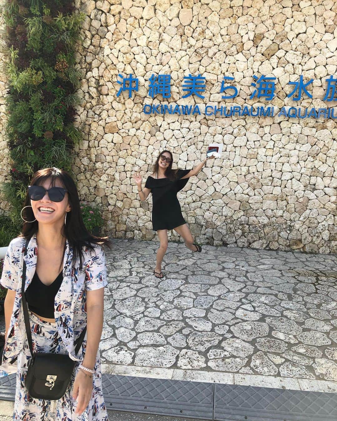夏奈子さんのインスタグラム写真 - (夏奈子Instagram)「沖縄にはよく行くのに🐬 美ら海水族館は6年ぶりでした🐟 久しぶりだったけど、大きい水槽にやっぱり感動しました🥺🥺  高さ8.2m、幅22.5m、厚さ60cmの水槽も深海を感じられて素敵🦈  ショーはコロナの影響で中止だったので残念だったけど(コロナめ💢) またいつか見れたらいいな…🐬  海って宇宙よね〜👽 不思議がいっぱい❤️  写真は何故か前に出だして 踊りだした僕。  つられて真似る友達ww  #美ら海水族館 #美ら海 #水族館 #深海 #癒し #お食事中の動画 #海 #沖縄 #ありがとう」10月4日 18時38分 - chankana0609