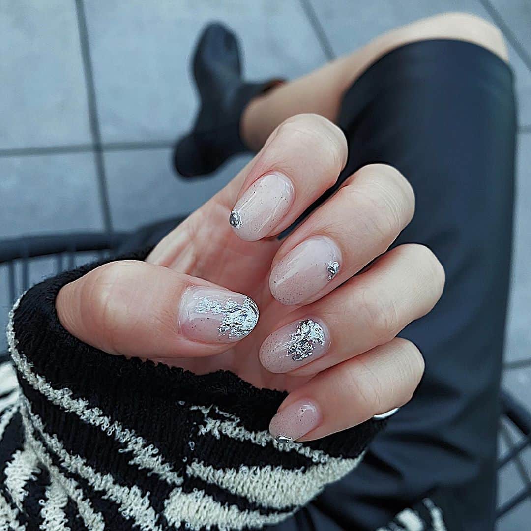 須田朱音さんのインスタグラム写真 - (須田朱音Instagram)「𝐍𝐞𝐰.﻿ ﻿ 久しぶりにfanfanにネイルしてもらった♡﻿ ﻿ ﻿ 私の好みをわかってる。﻿ ﻿ 新しいサンドジェルで﻿ ﻿ シルバーアートしてもらったよん💅🏻﻿ ﻿ ﻿ 箔っぽいよーな、アルミっぽい質感出せて﻿ ﻿ すごく好き🤍﻿ ﻿ #newnails #colorsnail #silvernails #nails﻿」10月4日 18時49分 - akane_godo