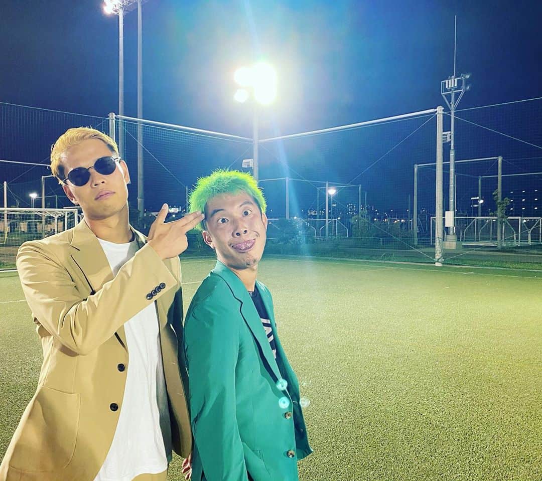 マキヒカのインスタグラム：「. #サッカー系YouTuberトップ走り続けよう #スーツの中アンブロ #そんな時代来るかえ #夜のジェーグリーン #なんかエロい #梅谷へのドッキリみましたか #実はあと２つドッキリ素材あります #公開はまだ先ですがお楽しみに #マキヒカ　#梅谷　#ウメヒカ」