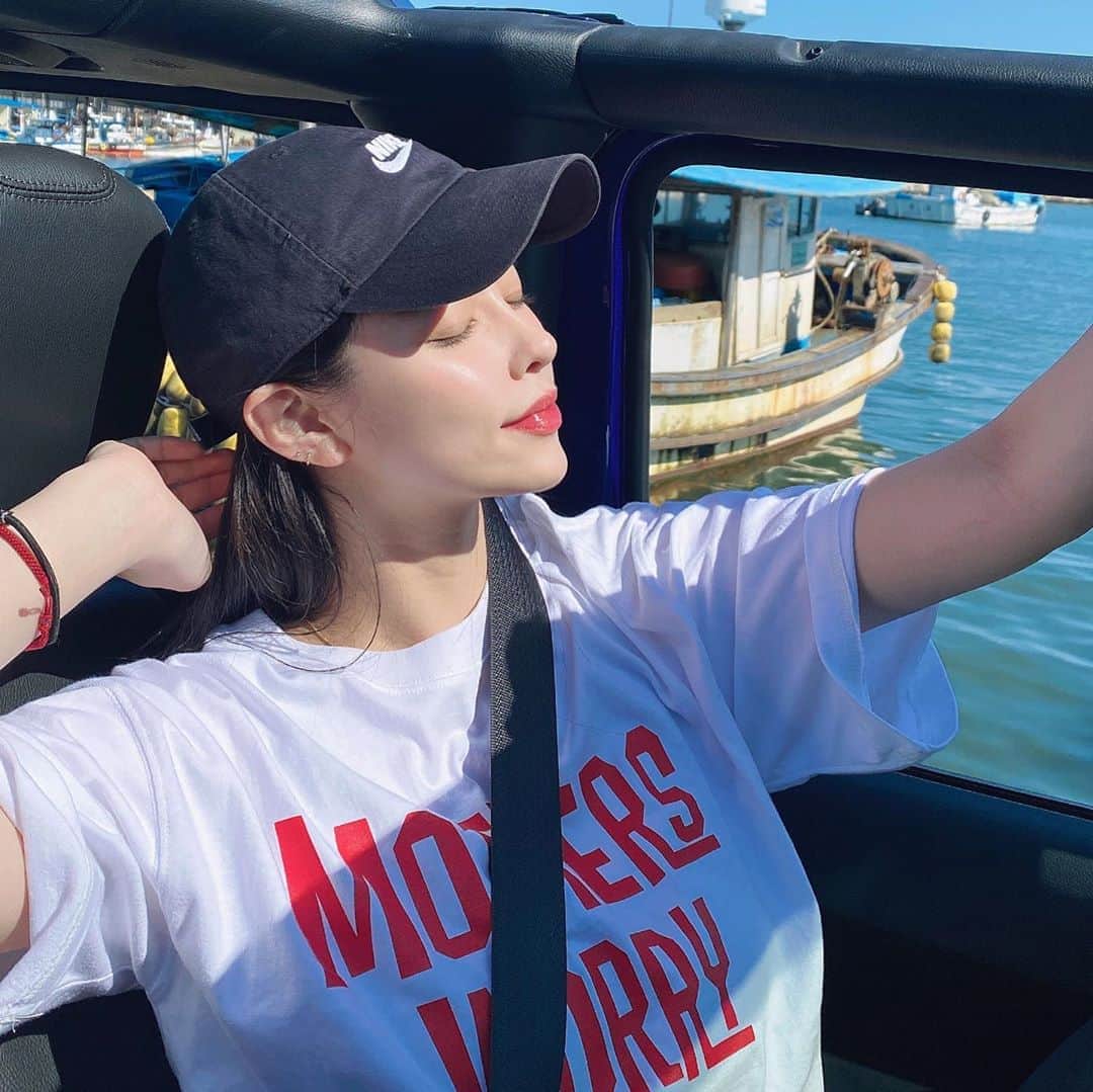 クォン・スジョンのインスタグラム：「내일이 월요일이라는게 저만 슬픈가요..... 오늘부로 연휴 마무리 잘 하고 내일부터 다시 힘챠게...! 아 그리고 티셔츠!!! 색상은 랜덤으로 보내드릴게요😍😍👊🏻 아래 태그되신 분들은 디엠으로 성함, 연락처, 주소 남겨주세요💕💕💕  •영양제는 목요일 7pm 오픈 할게요•  @heny.kk @jeju_eunhee @z02_95   #이벤트종료 #댓글이벤트」