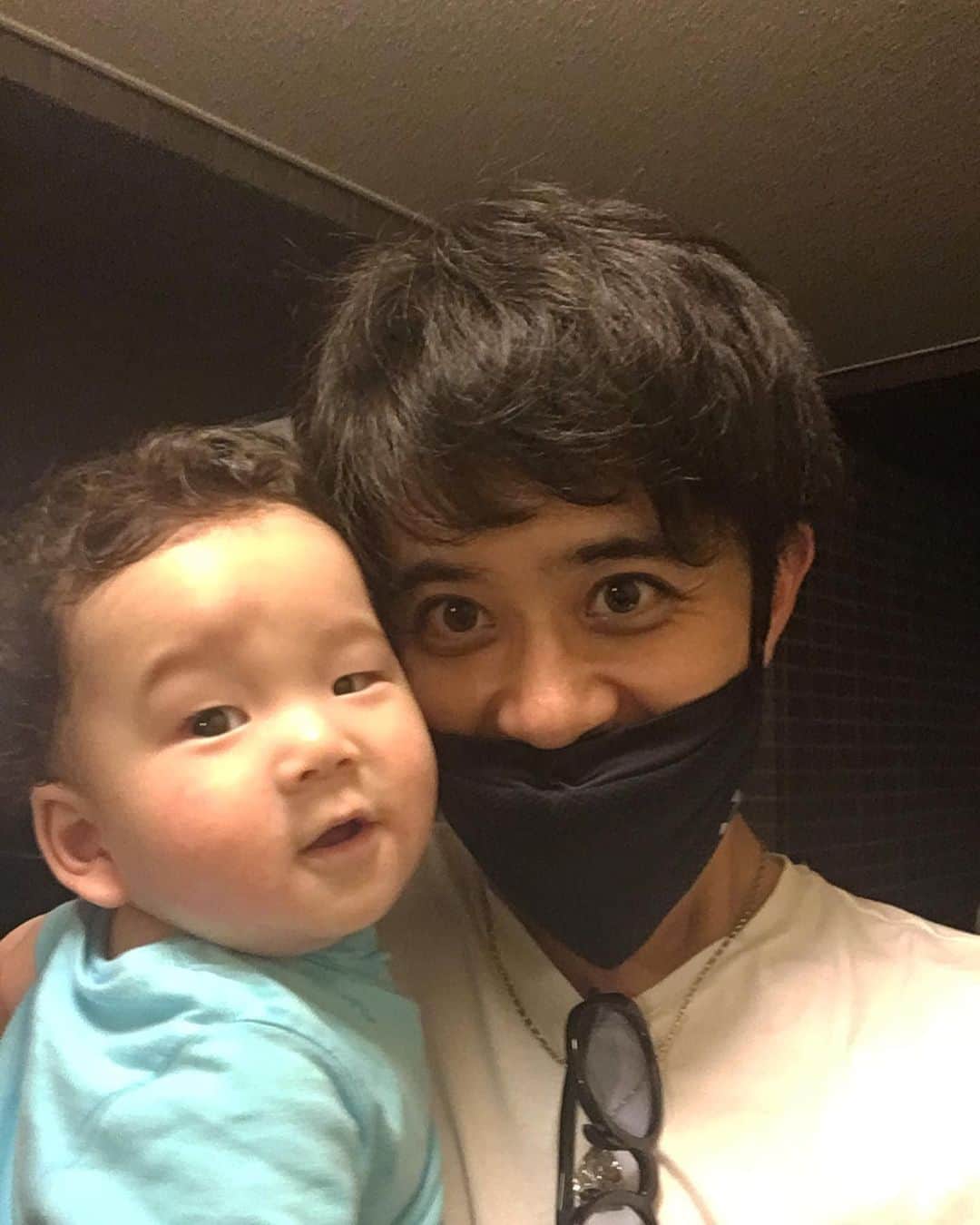 斉藤祥太のインスタグラム：「弟ベイビーと！ 慶太じゃない方だよ😂 可愛いね〜🧡ずっとニコニコ♪ おじさんメロメロ🧡 7日ヒルナンデスのファッションコーナーに出ます！お時間あれば♪ #baby #0歳  #試験勉強の癒し #はなちゃんは嫉妬 #斉藤祥太」