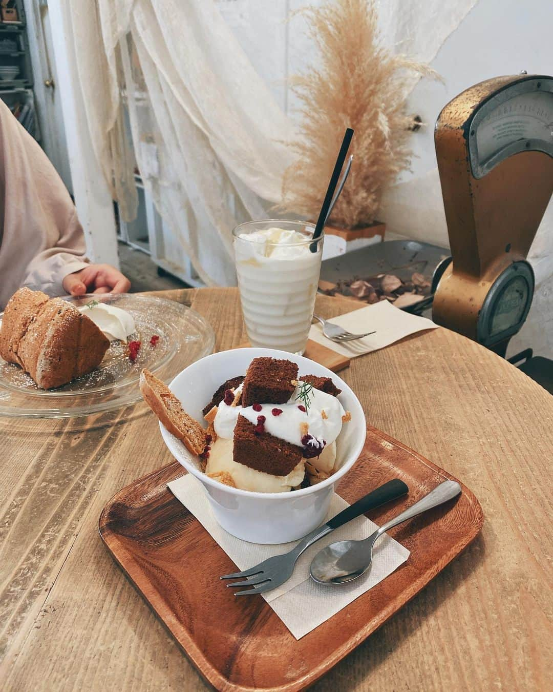 ハミ さんのインスタグラム写真 - (ハミ Instagram)「▽ 🍨🍫🍨🍫  久々に食べたチョコレートパフェがとっても美味しかった💕 甘さ控えめ、スポンジ軽めの優しいお味🥰  白を基調とした可愛いお店🤍 @cafe.fouet   #カフェ活#🍨#🍫」10月4日 18時46分 - hami0519