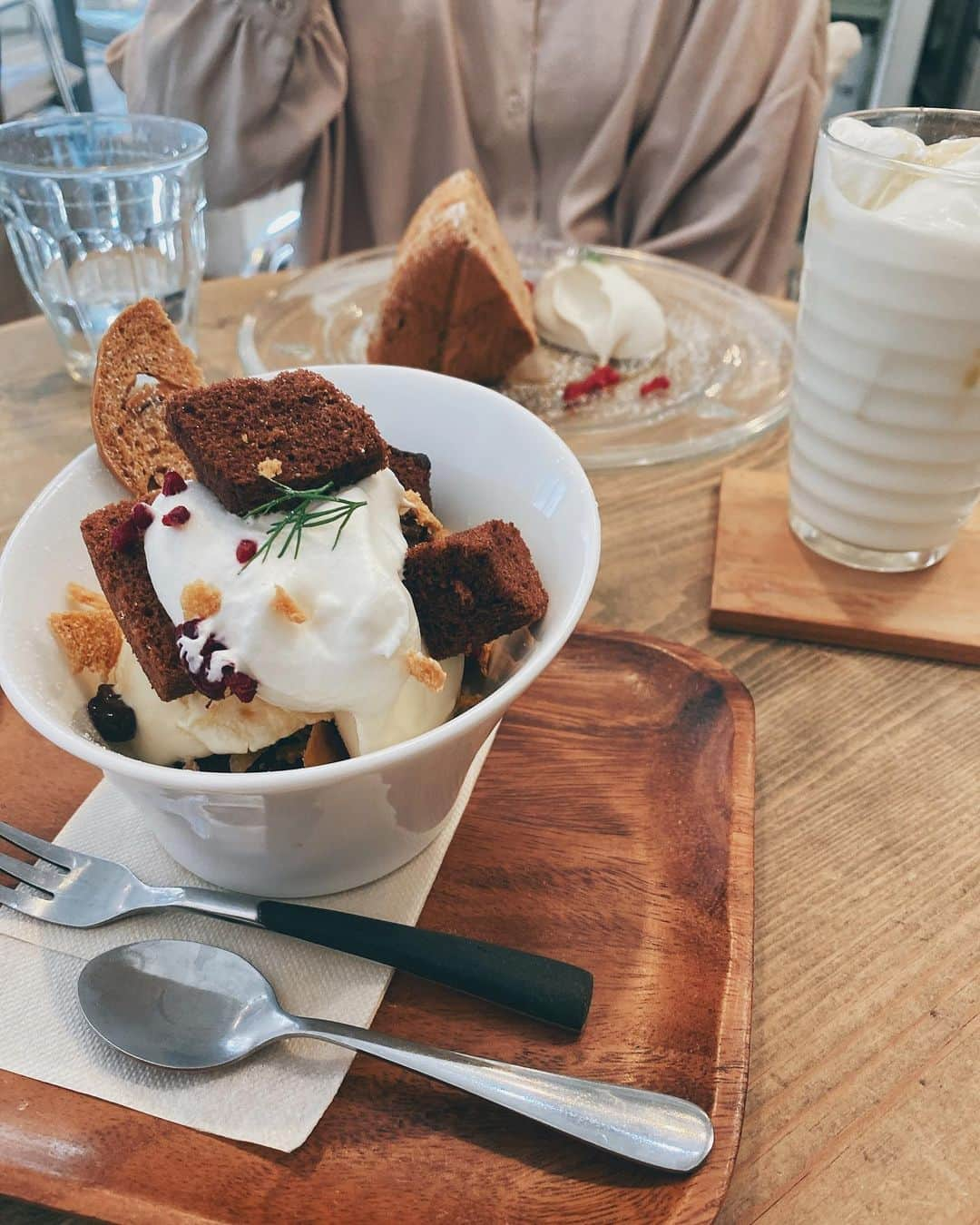 ハミ さんのインスタグラム写真 - (ハミ Instagram)「▽ 🍨🍫🍨🍫  久々に食べたチョコレートパフェがとっても美味しかった💕 甘さ控えめ、スポンジ軽めの優しいお味🥰  白を基調とした可愛いお店🤍 @cafe.fouet   #カフェ活#🍨#🍫」10月4日 18時46分 - hami0519