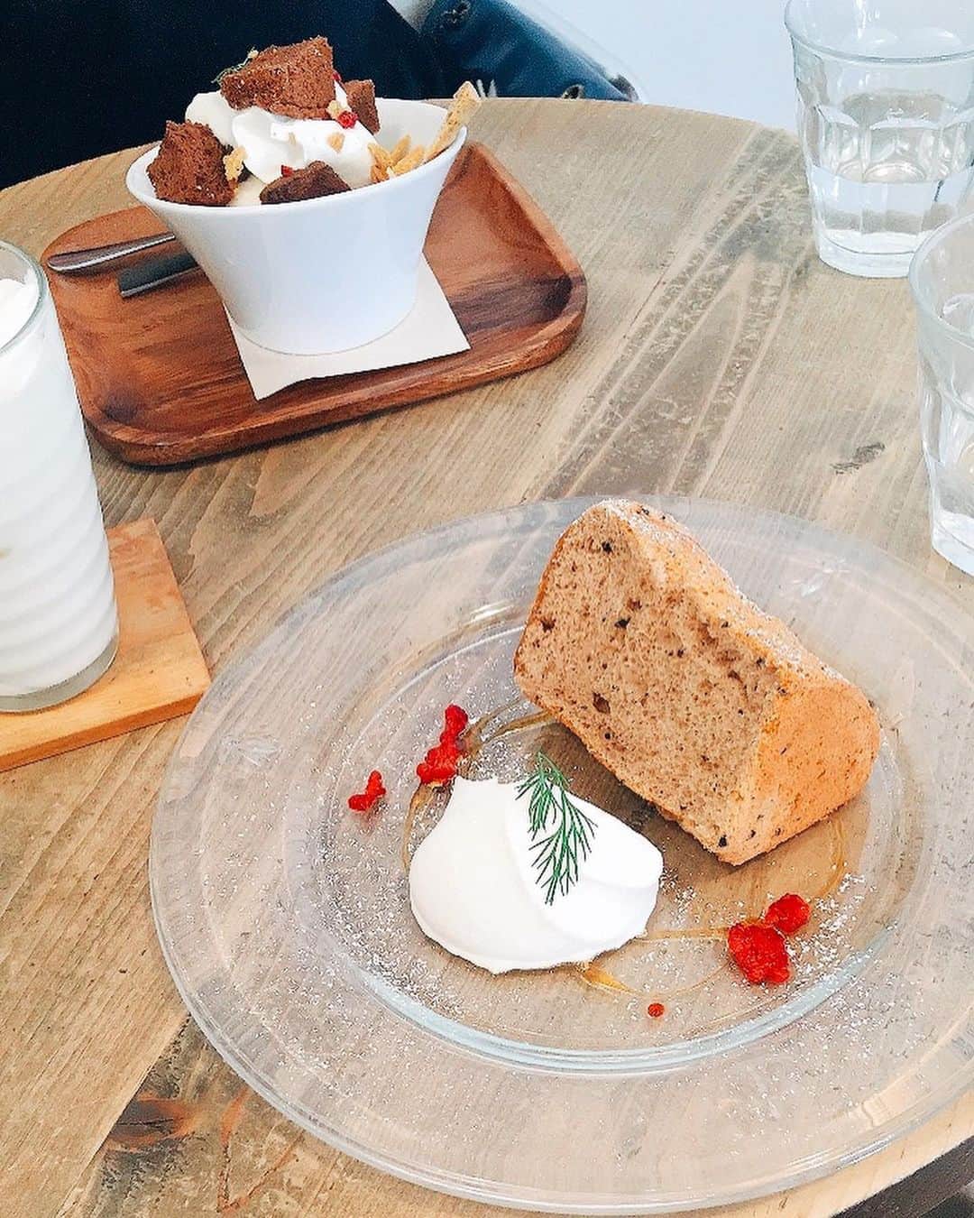 ハミ さんのインスタグラム写真 - (ハミ Instagram)「▽ 🍨🍫🍨🍫  久々に食べたチョコレートパフェがとっても美味しかった💕 甘さ控えめ、スポンジ軽めの優しいお味🥰  白を基調とした可愛いお店🤍 @cafe.fouet   #カフェ活#🍨#🍫」10月4日 18時46分 - hami0519