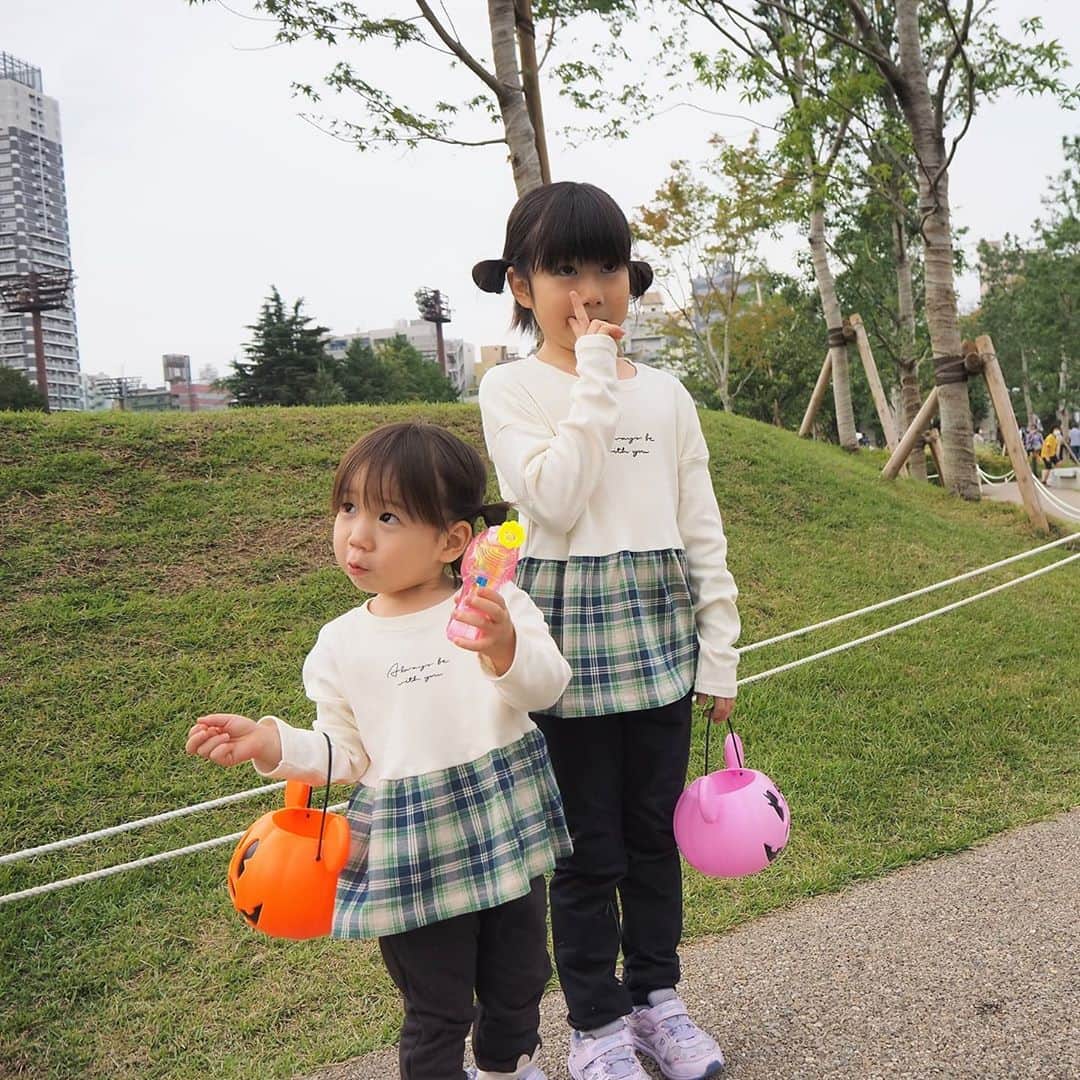 Kuboi Ayumiさんのインスタグラム写真 - (Kuboi AyumiInstagram)「この週末もお揃いでお出かけしたいとおねだりしてくる﻿我が家の娘たち。﻿ ﻿ 新しくできたイケ・サンパーク IKE SUNPARKも含め﻿、4つの公園をまわって、走り回っていました。﻿ 水遊びや土いじり、虫とりなどをしたり、いつも帰りは顔も手足も泥だらけ（笑）﻿ なので、洋服はやっぱりプチプラがベスト。﻿ ﻿ 先日パシオスに秋服を買いに行ったのですが﻿、この秋のパシオスアイテムにもリンクコーデにピッタリのアイテムがいっぱいありました。﻿ ﻿ バリュープライスで500円でトップスが買えちゃったりお得すぎて﻿、プチプラアイテムばかりなので、ついつい買いすぎちゃって。﻿ 小学校などで必需品のタオルやティッシュ、それらを入れておくポケットポーチ﻿などの雑貨も消耗品なので、ゲットしてきましたよ。﻿ ﻿ ﻿ ＊コーディネートの様子はスワイプして見てみてくださいね。﻿﻿﻿﻿﻿ ﻿ ■お揃いアイテム﻿（品番）﻿﻿﻿﻿﻿﻿ ・フラワートップス　6270528401(110cm)、6357220145（90cm)﻿ ・ホワイト×チェックトップス　6270528402(120cm)、6357220125（90cm)﻿ ﻿ ■次女コーデアイテム（品番）﻿﻿﻿﻿﻿﻿ ・うさ耳　6357220622﻿ ・パンツ　チャコール　6360120605﻿ ・パンツ　グリーン　6360220308﻿ ・パンツ　ピンク　6360220305﻿ ・スヌーピーシューズ 6362140423﻿ ﻿ ■長女コーデアイテム（品番）﻿﻿ ・トレーナーpink 6370560322﻿ ・うさ耳トレーナー　6270560203﻿ ・ピンクジャケット　6270964101﻿ ・パンツデニム　6270827102﻿ ・パンツパープル　6270830013﻿ ﻿ ■雑貨（品番）﻿﻿﻿﻿﻿﻿ ・サンリオマスク　パープル　4110150002﻿ ・サンリオマスク　サックス　4110150003﻿ ・ポシェット　マイメロ　3355314422﻿ ・ポシェット　キティ　3355314442﻿ ・マスク　キティ　2770164322﻿ ・マスク　ミッキー　2770164325﻿ ・ティッシュ　プリンセス　2770110221﻿ ・タオルハンカチ　ピンク　3354144708﻿ ・タオルハンカチ　犬　3354144709﻿ ﻿ ﻿ ﻿ #女の子ママ #お洒落さんと繋がりたい #おしゃれさんと繋がりたい #プチプラコーデ #パシオス #pr #パシオスコーデ #パシオスコーデ部 #Disney #ディズニー  #マイメロ #キティちゃん #ミッキー #プリンセス #リンクコーデ #姉妹リンク﻿ ﻿」10月4日 18時53分 - himekagami