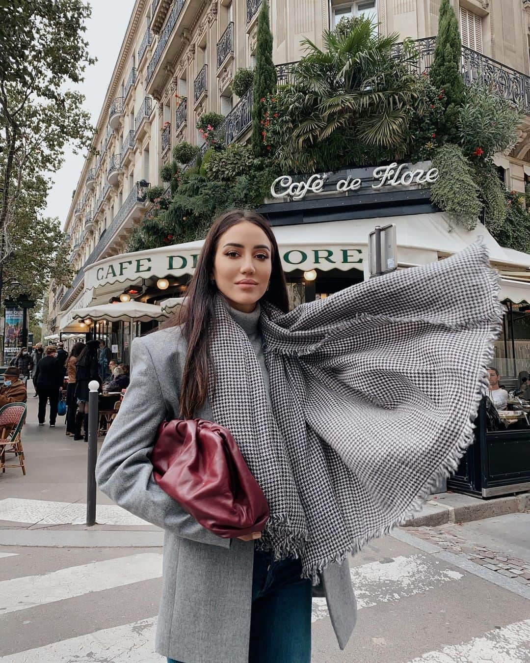 Tamara Kalinicさんのインスタグラム写真 - (Tamara KalinicInstagram)「Scarf weather in Paris - perfect time for my cashmere @falierosarti ✨ not an ad just LOVE it so much ❤️❤️❤️」10月4日 18時54分 - tamara