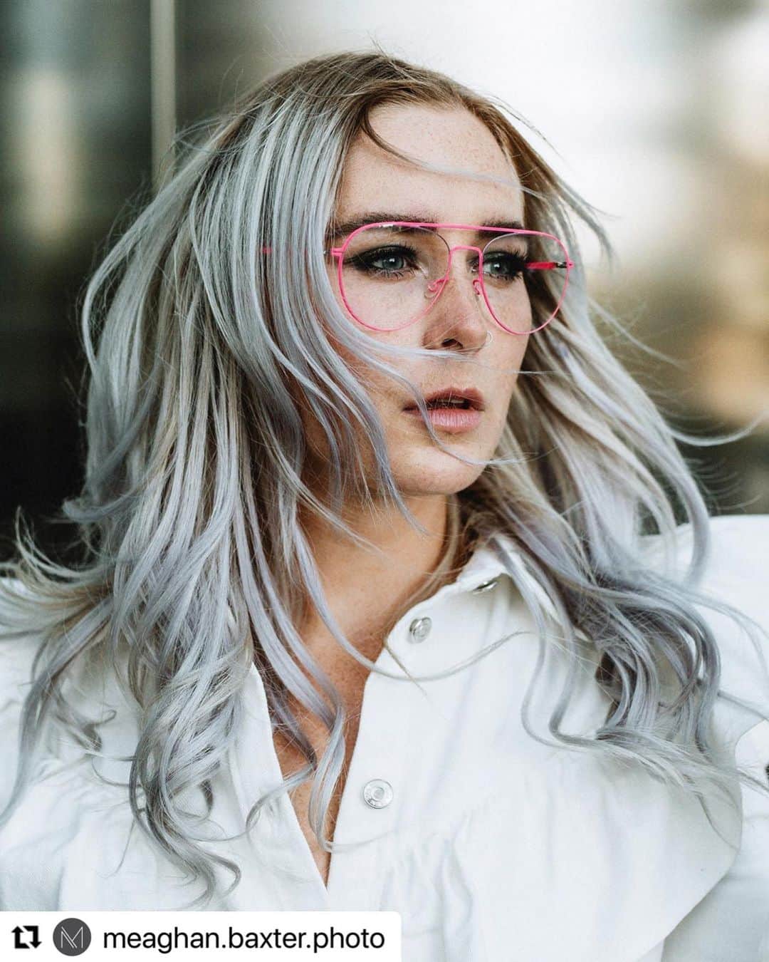 のインスタグラム：「ネオンピンクのアービエイターフレーム、EERO Neon Pink/ Silverです。 Regram from @meaghan.baxter.photo  Neon Pink aviator frame, EERO Neon Pink/ Silver from LITE collection.   #MYKITA」