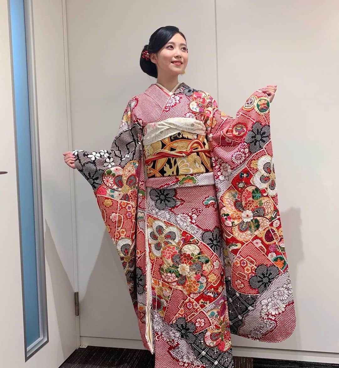 のインスタグラム：「👘 今日は振袖を着て、事務所でとある取材でした📝 ・ 素敵にヘアセットやメイク、着付けをしていただいて、あぁ20歳になったんだなー✨とウキウキしちゃいました。 ・ #振袖 #取材 #kimono #二十歳 #新成人 #やっぱり着物は良いですね #背筋がぴんと伸びます」