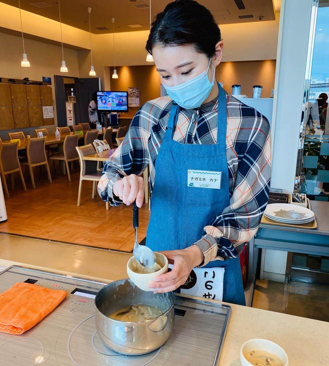 長嶺花菜さんのインスタグラム写真 - (長嶺花菜Instagram)「🍄🍄🍄  #県産きのこ 魅力発信セミナー﻿ ﻿ 沖縄県産きのこ6種類をふんだんに使ったレシピ✨﻿ ﻿ 🍄フォカッチャ﻿ 🍄きのこのクリームスープ﻿ 🍄あらげきくらげの白和え﻿ ﻿ 県産きのこは新鮮！！﻿ ヘルシーで栄養豊富！﻿ 美容＆健康に良い♡﻿ ﻿ ますますきのこ好きになりました♡﻿ ﻿ 県産きのこについての﻿ インタビューもバッチリ収録🎤﻿ ﻿ ラジオ沖縄、﻿ SPLASH‼︎!で放送しますね😍﻿ ﻿  全国では、10月15日がきのこの日。﻿ 11月15日は「県産きのこの日」ですよ😊﻿  今日の夕食も もちろん県産きのこ料理❣️ ﻿ #料理教室﻿ #えのきたけ﻿ #ぶなしめじ﻿ #エリンギ﻿ #しいたけ﻿ #くろあわびたけ﻿ #あらげきくらげ﻿  @okinawa_kinoko  ﻿」10月4日 19時08分 - kana_nagamine