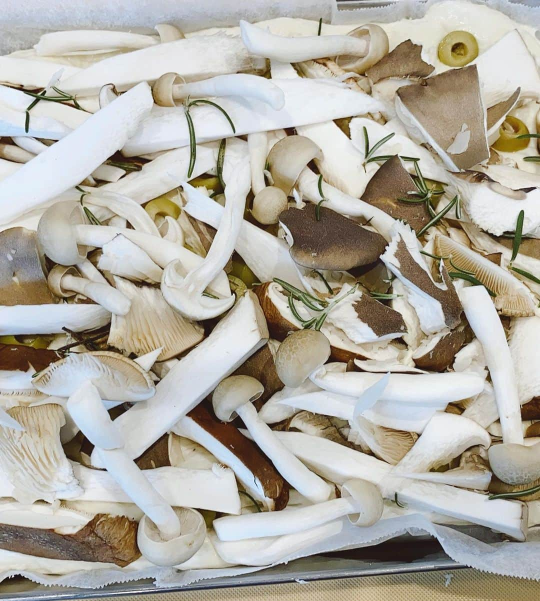 長嶺花菜さんのインスタグラム写真 - (長嶺花菜Instagram)「🍄🍄🍄  #県産きのこ 魅力発信セミナー﻿ ﻿ 沖縄県産きのこ6種類をふんだんに使ったレシピ✨﻿ ﻿ 🍄フォカッチャ﻿ 🍄きのこのクリームスープ﻿ 🍄あらげきくらげの白和え﻿ ﻿ 県産きのこは新鮮！！﻿ ヘルシーで栄養豊富！﻿ 美容＆健康に良い♡﻿ ﻿ ますますきのこ好きになりました♡﻿ ﻿ 県産きのこについての﻿ インタビューもバッチリ収録🎤﻿ ﻿ ラジオ沖縄、﻿ SPLASH‼︎!で放送しますね😍﻿ ﻿  全国では、10月15日がきのこの日。﻿ 11月15日は「県産きのこの日」ですよ😊﻿  今日の夕食も もちろん県産きのこ料理❣️ ﻿ #料理教室﻿ #えのきたけ﻿ #ぶなしめじ﻿ #エリンギ﻿ #しいたけ﻿ #くろあわびたけ﻿ #あらげきくらげ﻿  @okinawa_kinoko  ﻿」10月4日 19時08分 - kana_nagamine