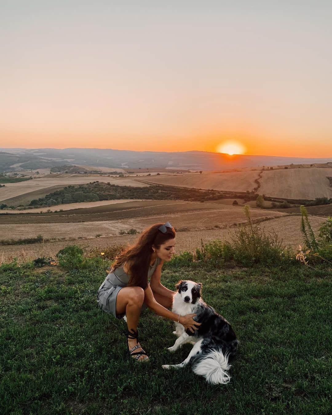 Hande Ercelさんのインスタグラム写真 - (Hande ErcelInstagram)「Son 1 yılda evinde 9 can büyütmüş biri olarak sevgiden başka bir şey beklemediklerine eminim.Karşılıksız sevgileriyle şifa olduklarına da. Ne kadar şanslıyım ki bu 3 güzel bebek benimle olmayı isteyip hayatıma girmişler..  Sevginin sardığı bir dünya olsun artık. Dili olmayan kendini anlatamayan tüm canların varlığını kabul eden bir toplum olmak,empati kurmak ne büyük erdem. #4ekimhayvanlarıkorumagünü」10月4日 19時01分 - handemiyy