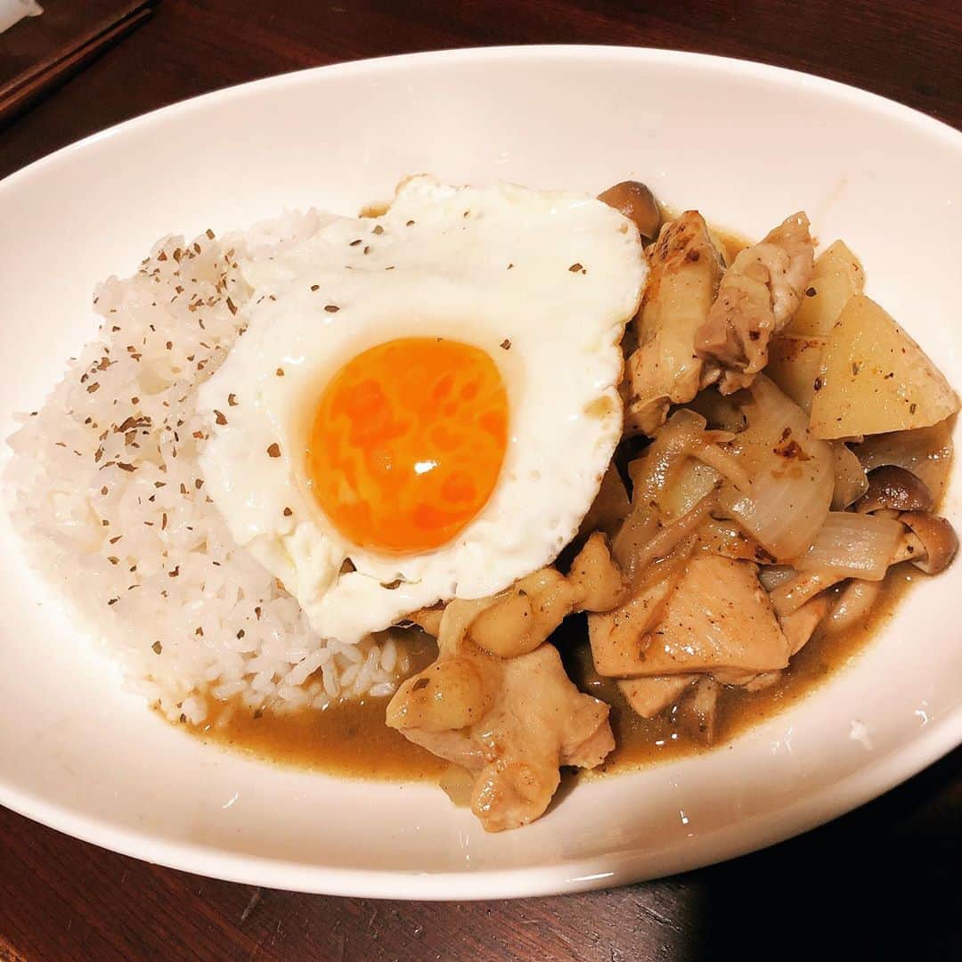吉原茉依香さんのインスタグラム写真 - (吉原茉依香Instagram)「マンナンライスと、マイサイズのグリーンカレーに野菜大量&鶏肉入れたやつ おいしい気がするいただきます」10月4日 19時04分 - maika_yoshihara